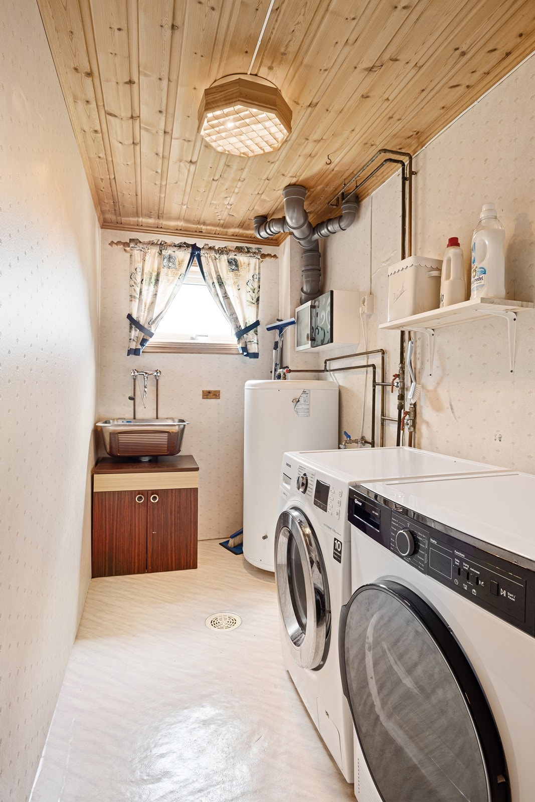 Vaskerommet ligger ved gangen i første etasje og har gulvvarme. Varmtvannsberederen er på 200 liter. Galleribilde
