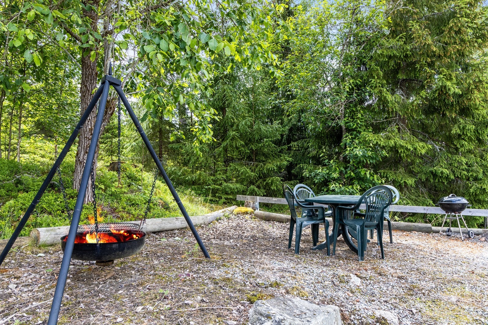 Hagen grenser mot skogen og det er etablert en koselig grillplass. Galleribilde
