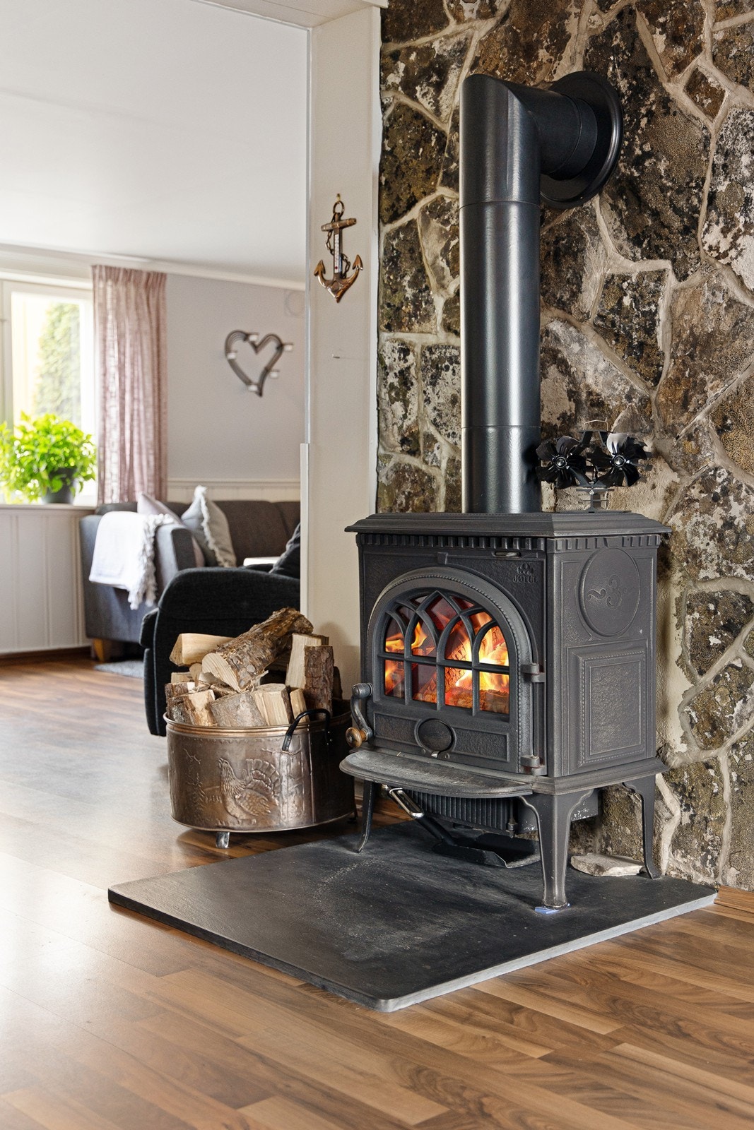 Peisovnen varmer godt på kjøligere dager og er i tillegg en fin stemningsskaper. Galleribilde