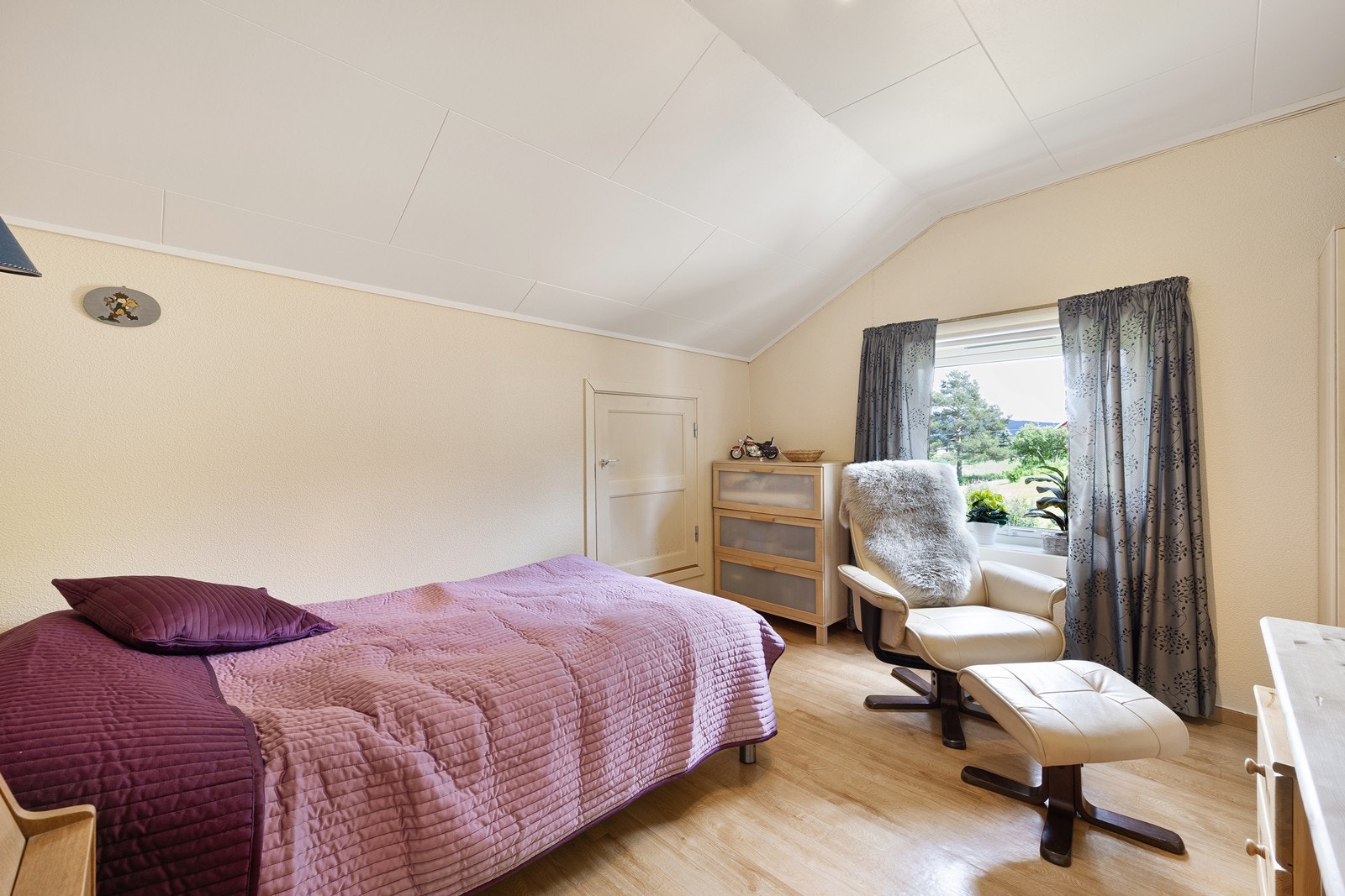 Soverommene fikk nye vinduer i 2021. Galleribilde