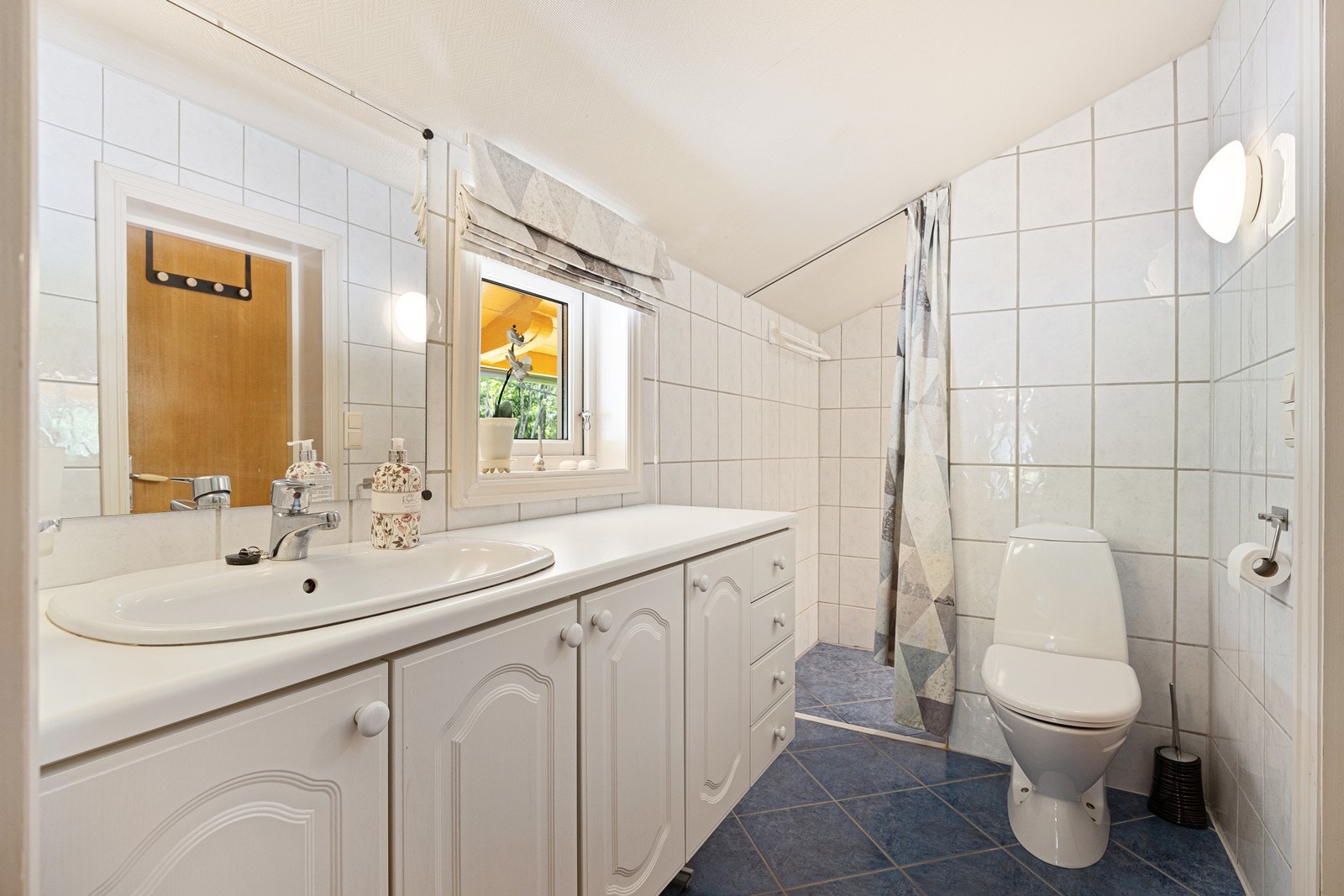 Badet ligger i andre etasje og har flislagte overflater, varme i gulvet og dusjnisje. Galleribilde