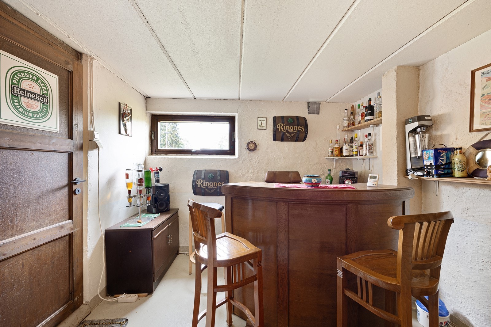 I underetasjen i garasjen er det to boder, og den ene er innredet. Galleribilde