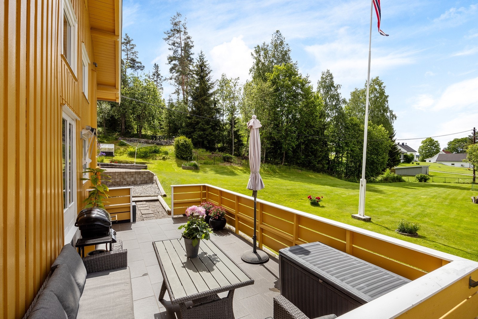 Terrassen har dekke av fliser og er et deilig sted å tilbringe sommerdagene. Galleribilde