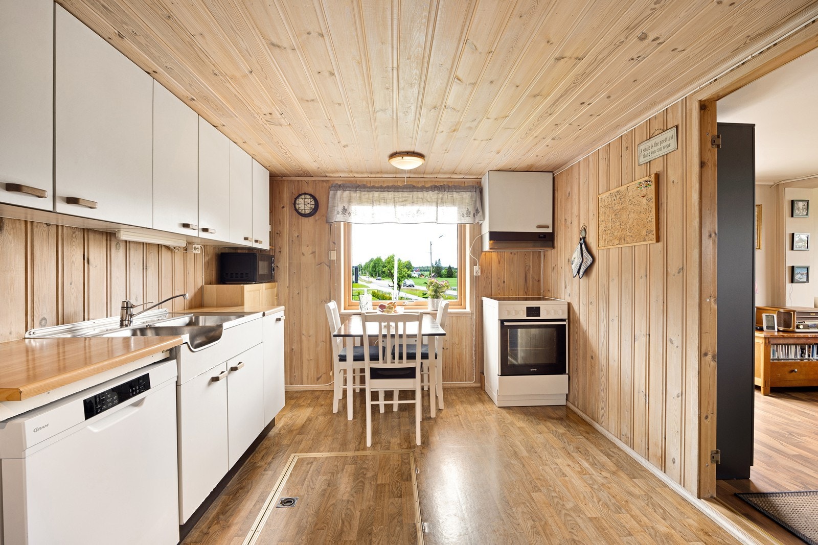 Det er ventilator over komfyrplassen, opplegg for oppvaskmaskin og avsatt plass til kjøleskap. Galleribilde