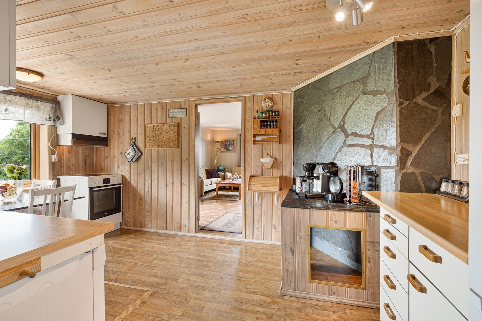 I gulvet er det luke til et kjellerrom med gulvareal på ca. 9 kvm. Galleribilde