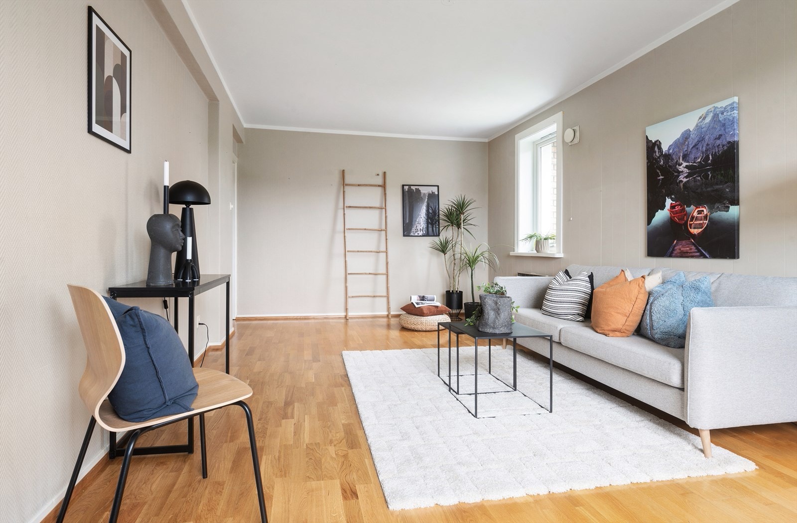 En lys og stor stue i denne fine 2-roms leiligheten. Galleribilde