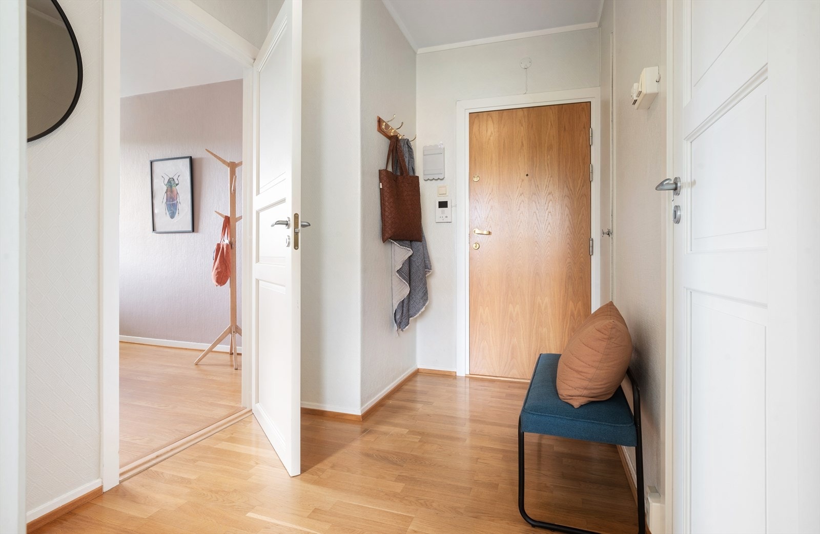 Praktisk entré med dørcalling som gjør det enkelt å slippe inn gjester fra gateplan. Galleribilde