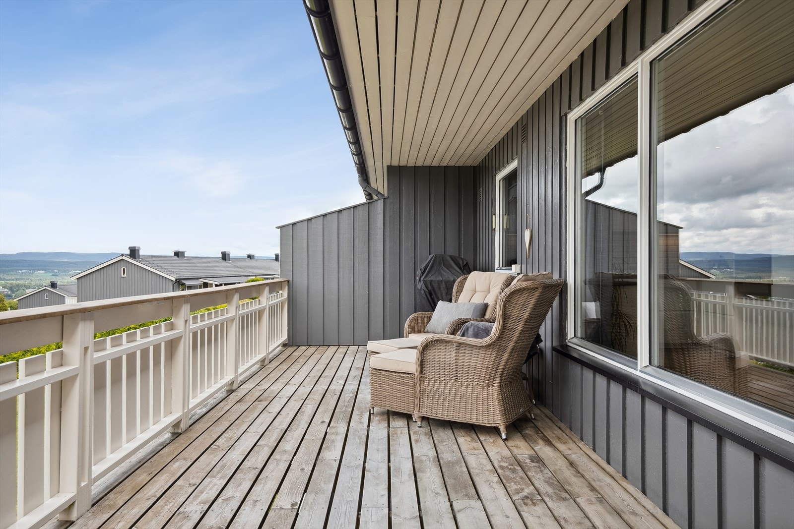 Rett utenfor stuen er det en romslig terrasse. Galleribilde