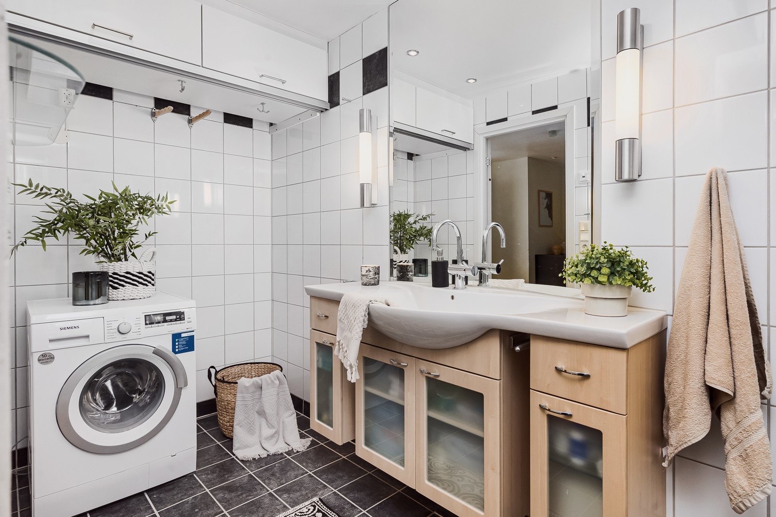 På badet har leiligheten et eget avlukke som har plass til vaskemaskin, tørketrommel og tørkestativ. Galleribilde