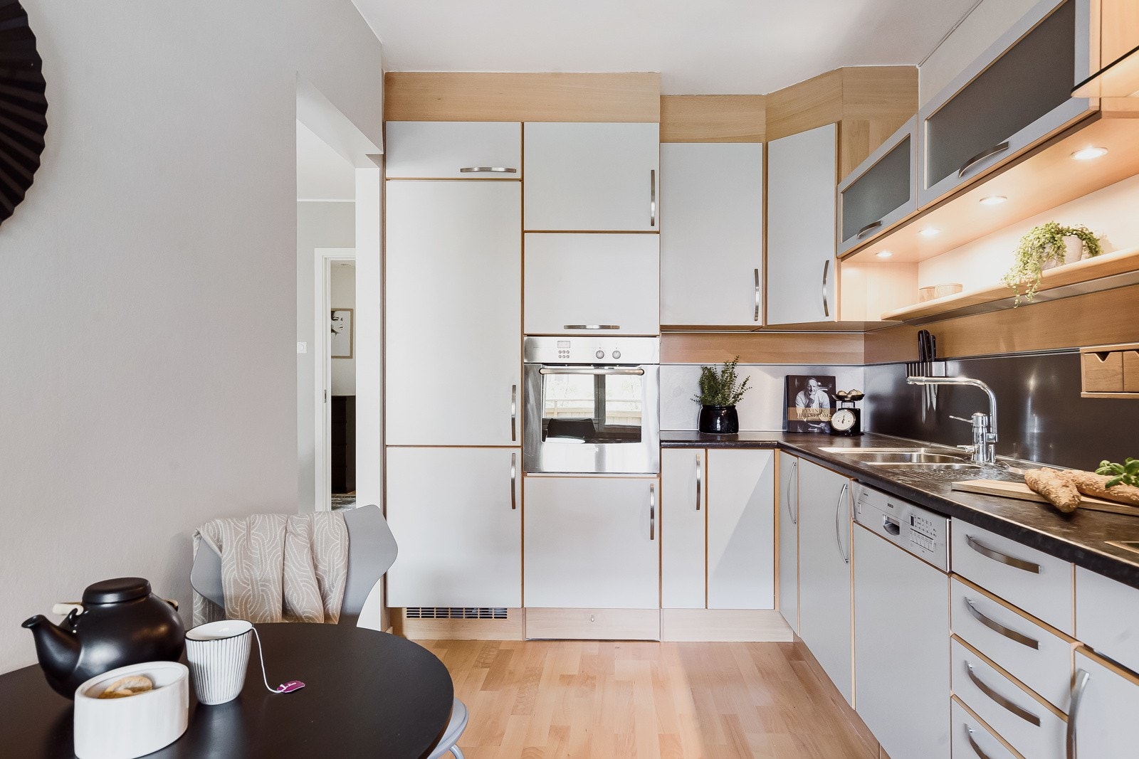 Innebygde hvitevarer, herunder induksjonstopp, stekeovn, oppvaskmaskin og kombi kjøl/ fryseskap. Galleribilde