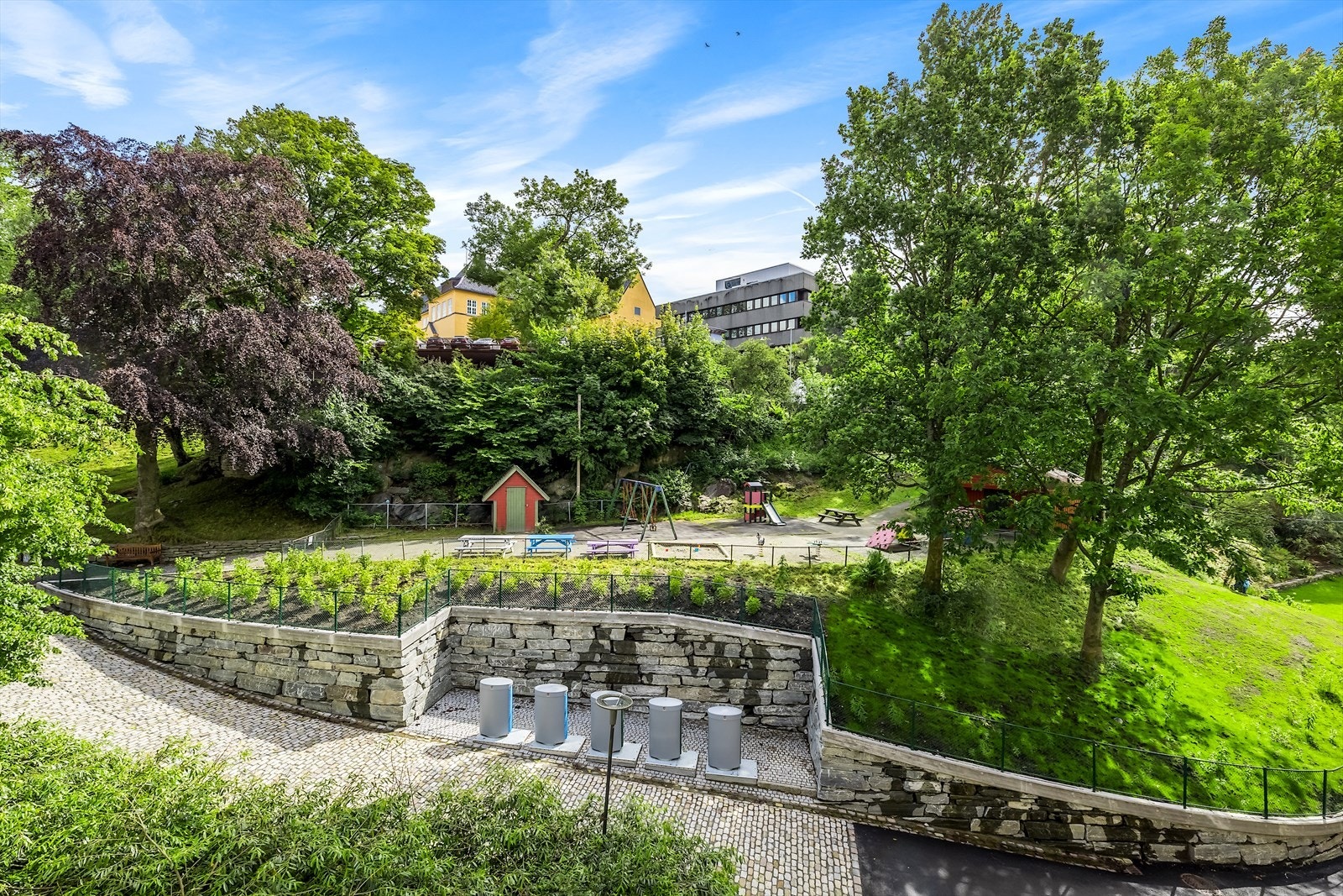 Baksiden av bygget. Her er kan man kjøre bilen helt frem til inngangsparti på baksiden (2.etg) om man kommer med store varer Galleribilde