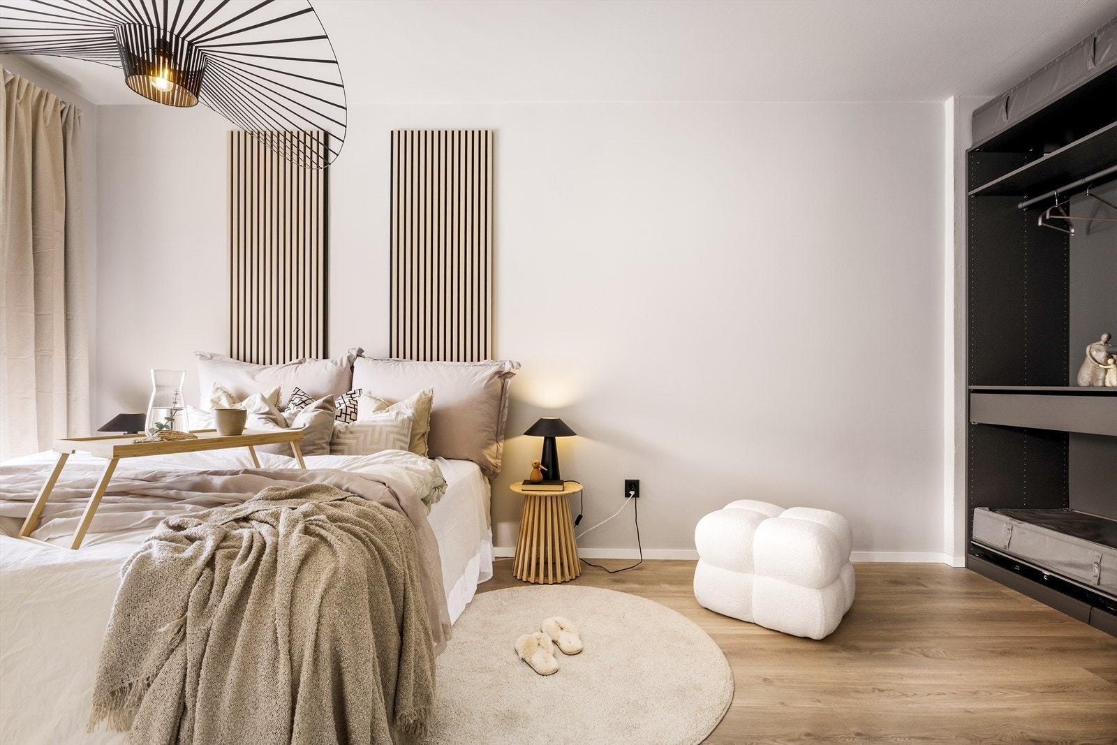 Kan enkelt innredes med dobbeltseng, nattbord og garderobe Galleribilde