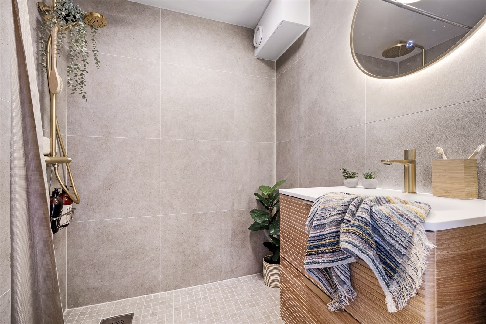 Lekkert, helfliset bad med varmekabler. Renovert i 2023 Galleribilde