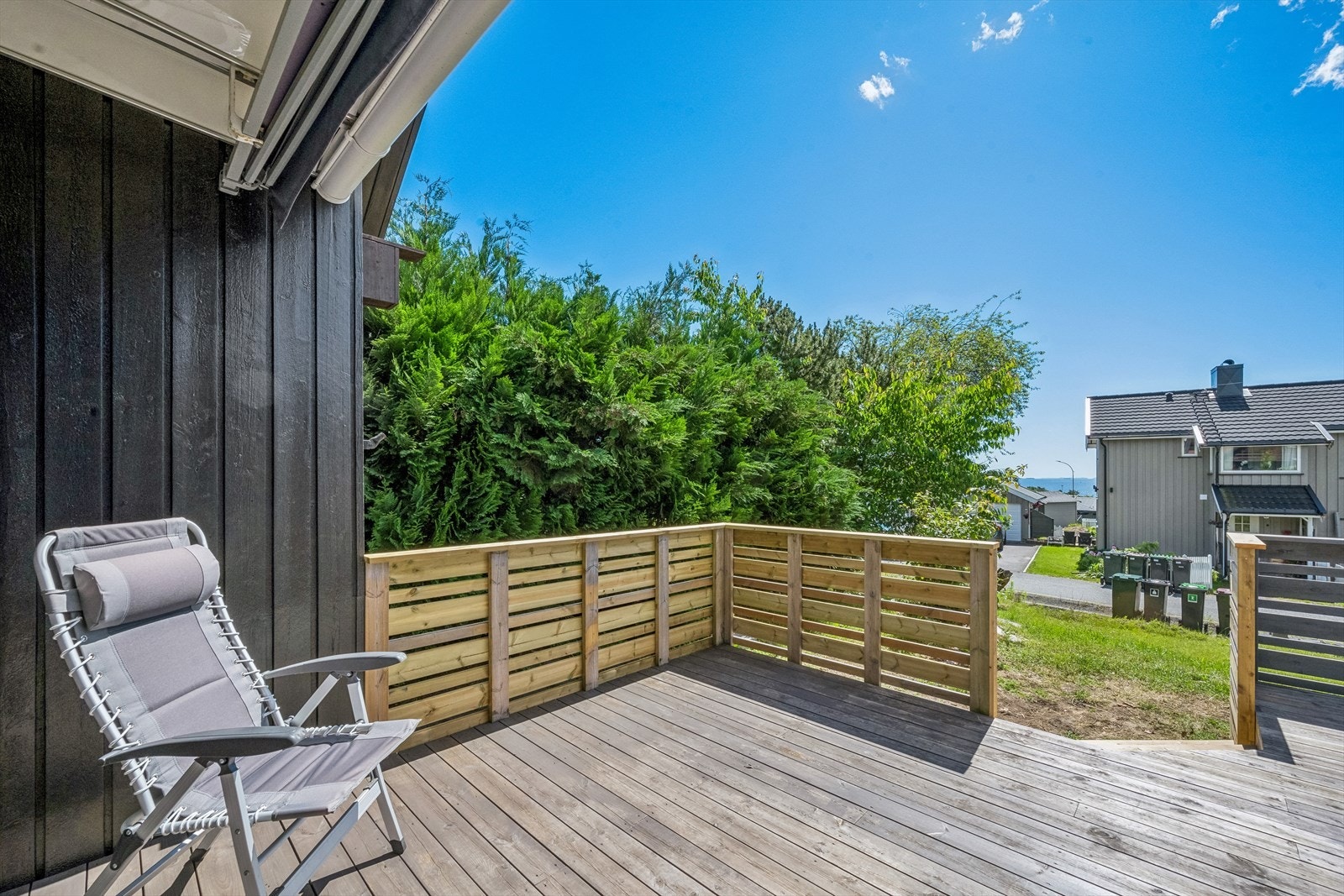 På terrassen er det plass til å møblere med utemøbler og sette opp en grill for å nyte det deilige sommerværet Galleribilde