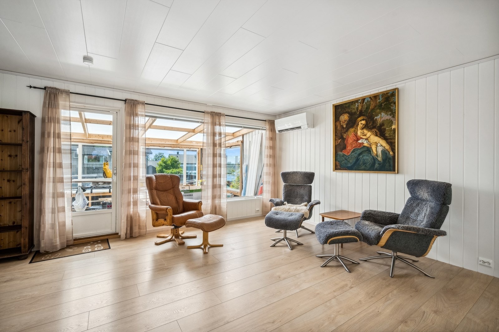 Med de store vinduene slippes det godt med lys inn til rommet Galleribilde