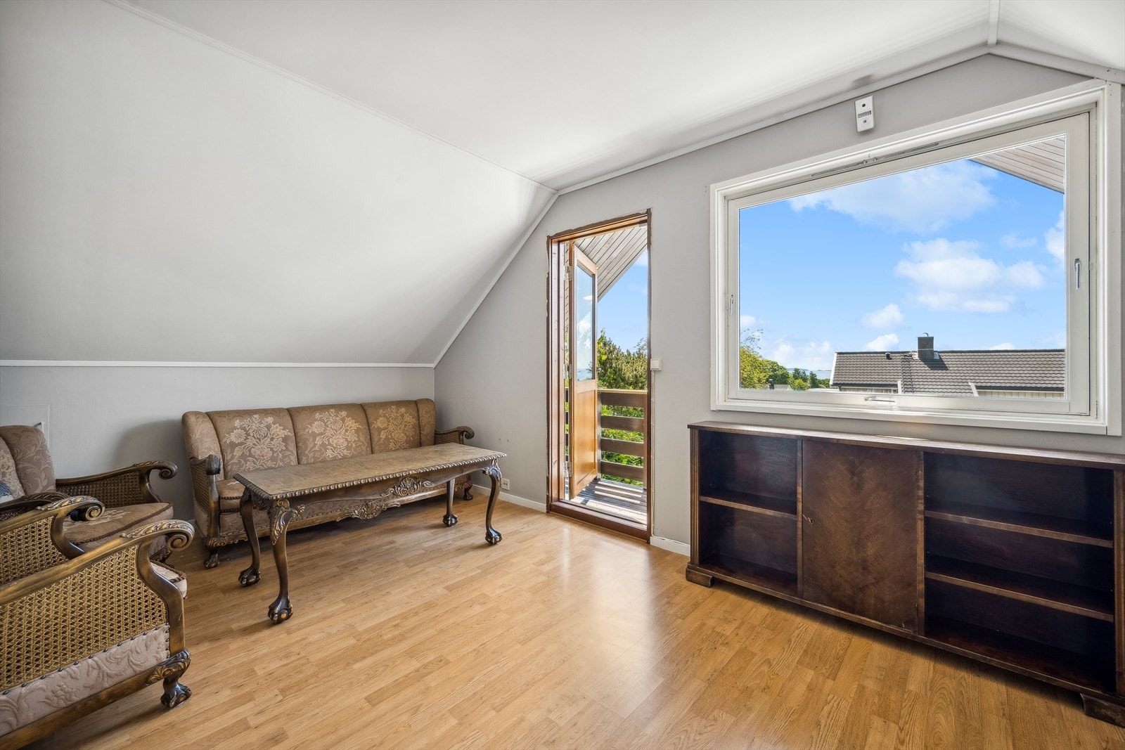 Oppe i andre etasje er det også en loftstue hvor det er plass til en sofagruppe og et tv møbel Galleribilde