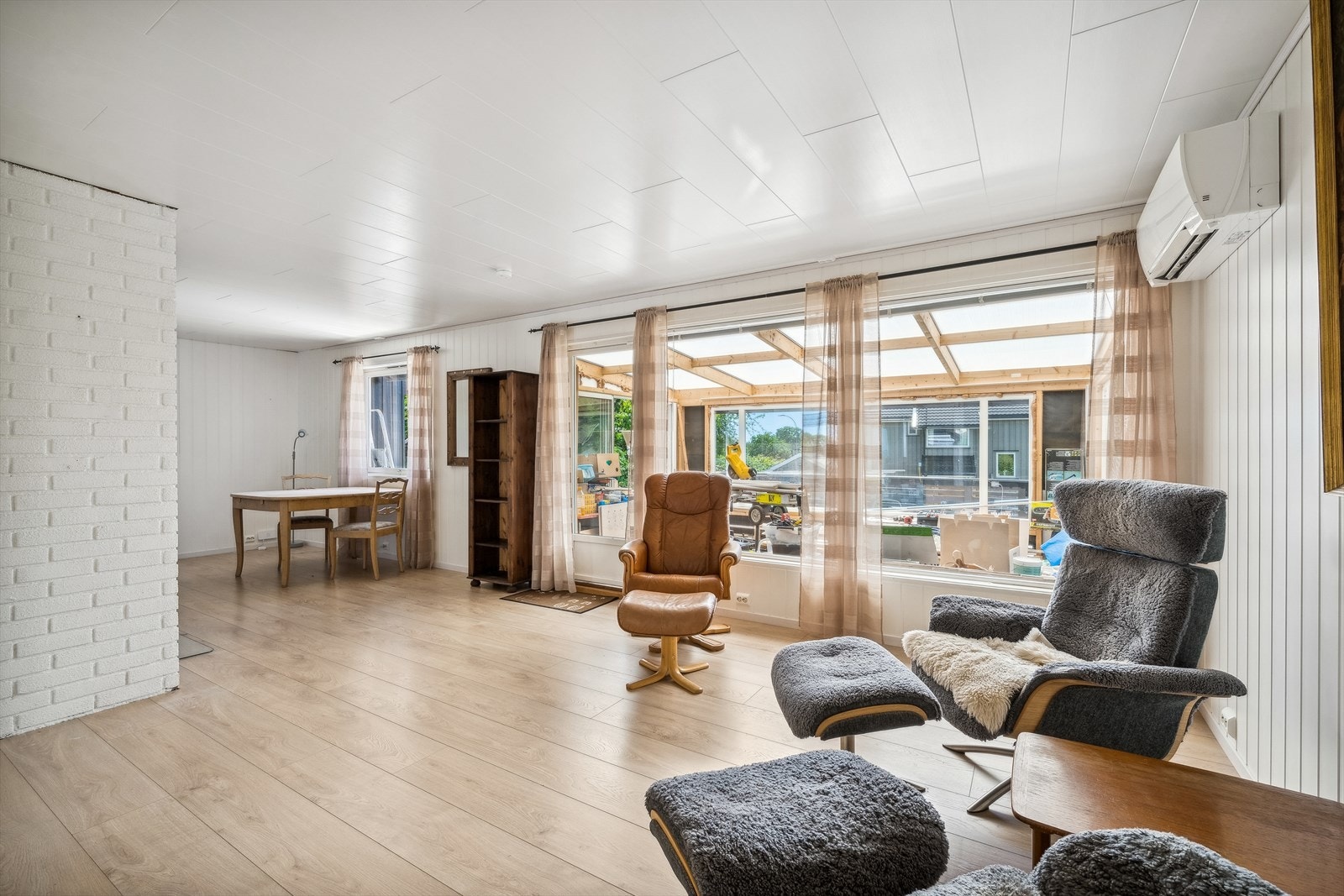Stuen er romslig og har flere møbleringsmuligheter Galleribilde