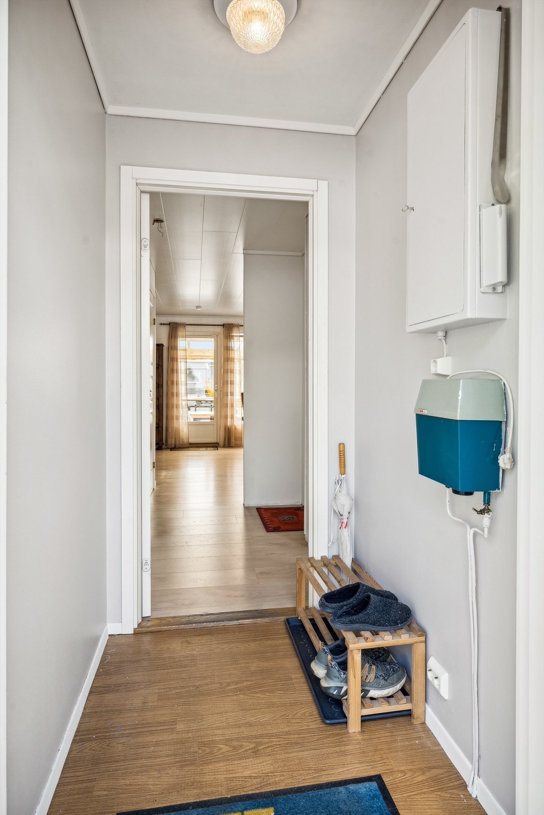 Velkommen inn i entréen hvor det er plass til å sette fra seg sko og henge fra seg ytterklær Galleribilde