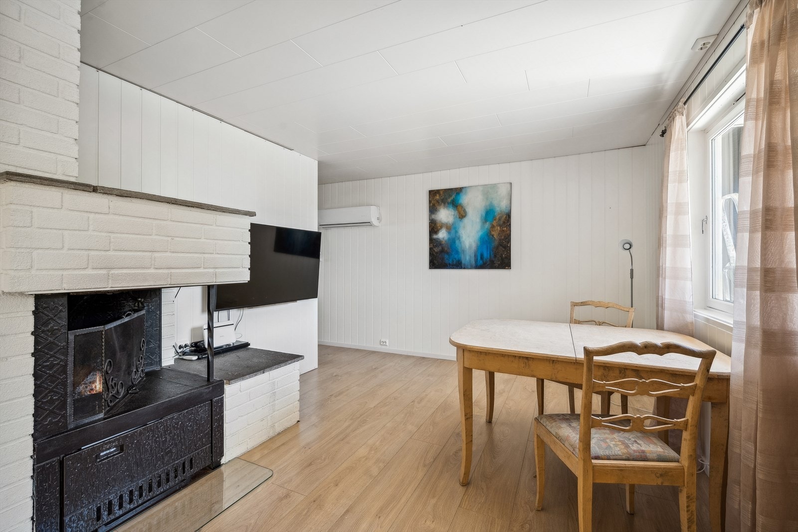 I spisestuen er det plass til et stort spisebord som kan romme hele familien Galleribilde