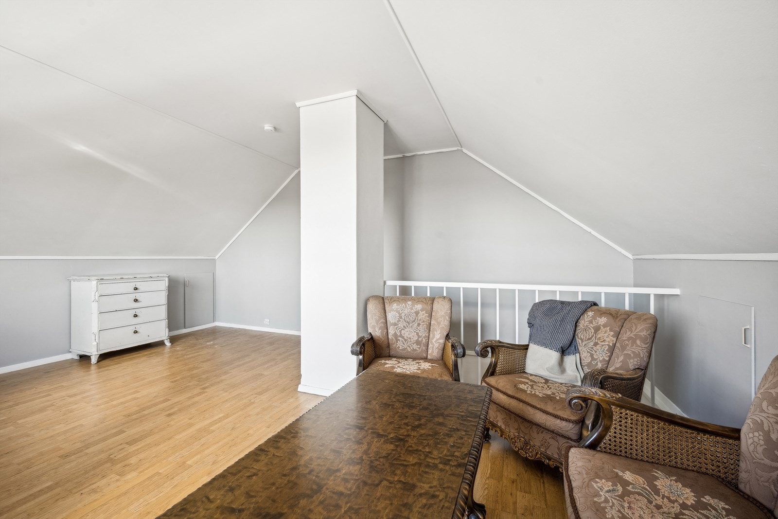 Loftstue er perfekt for familier hvor barna kan sitte å leke for seg selv eller med venner Galleribilde