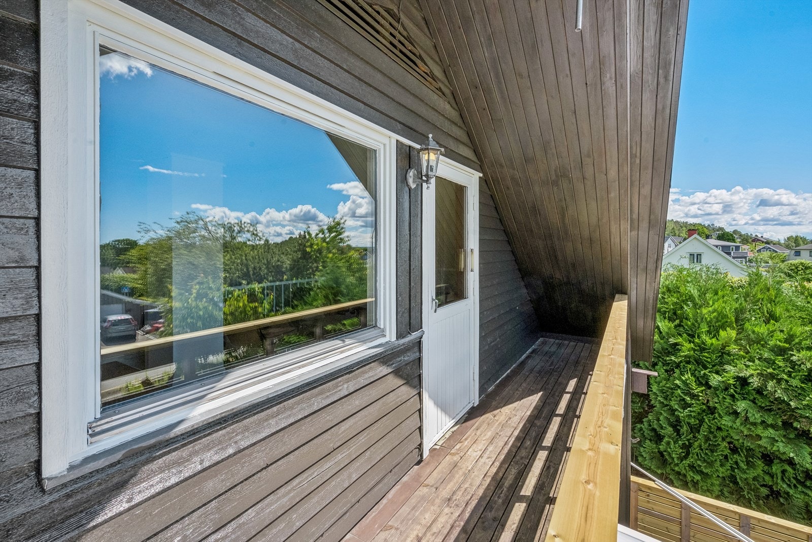 Fra loftstuen er det utgang til en balkong som er vendt samme vei som terrassen og hagen Galleribilde