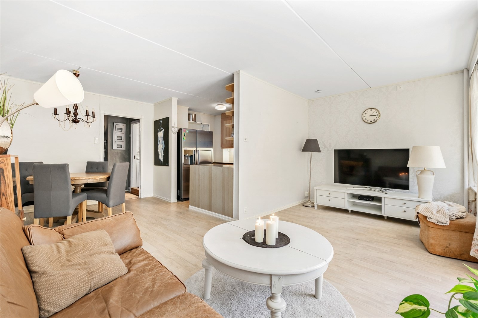 Stuen har god plass til stor sofagruppe og spisegruppe. Galleribilde