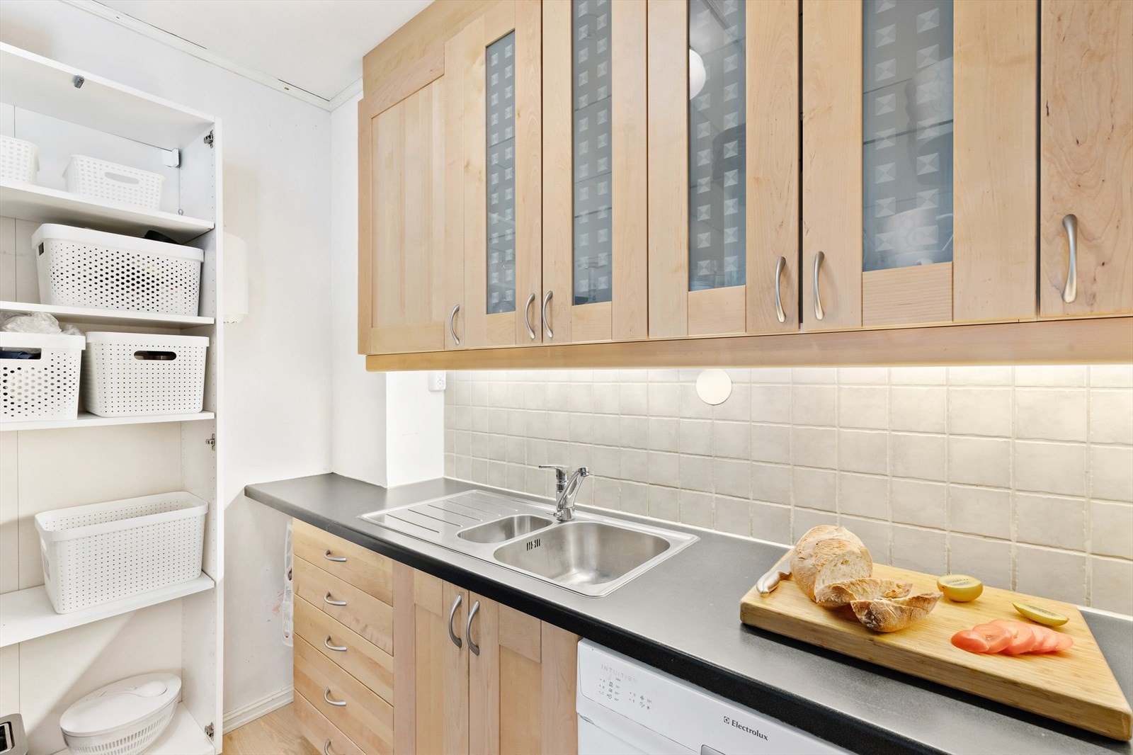 Kjøkkeninnredning med profilerte fronter.
Laminat benkeplate med nedfelt kum i rustfritt stål. Galleribilde
