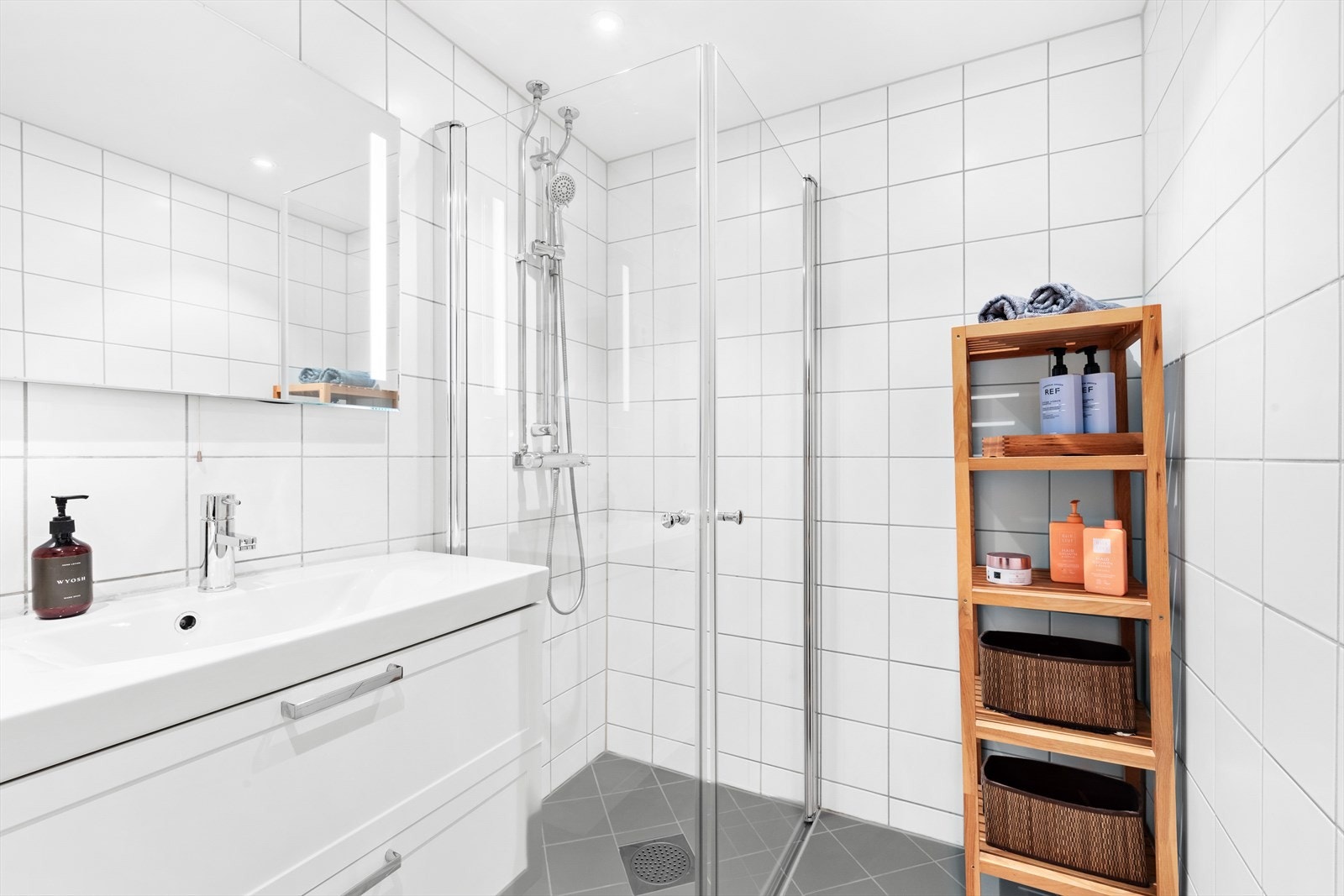 Innredningen i rommet består av enkel servant med speil og dusjkabinett.
Badet er ifølge eier pusset opp i regi av borettslaget i 2016. Galleribilde