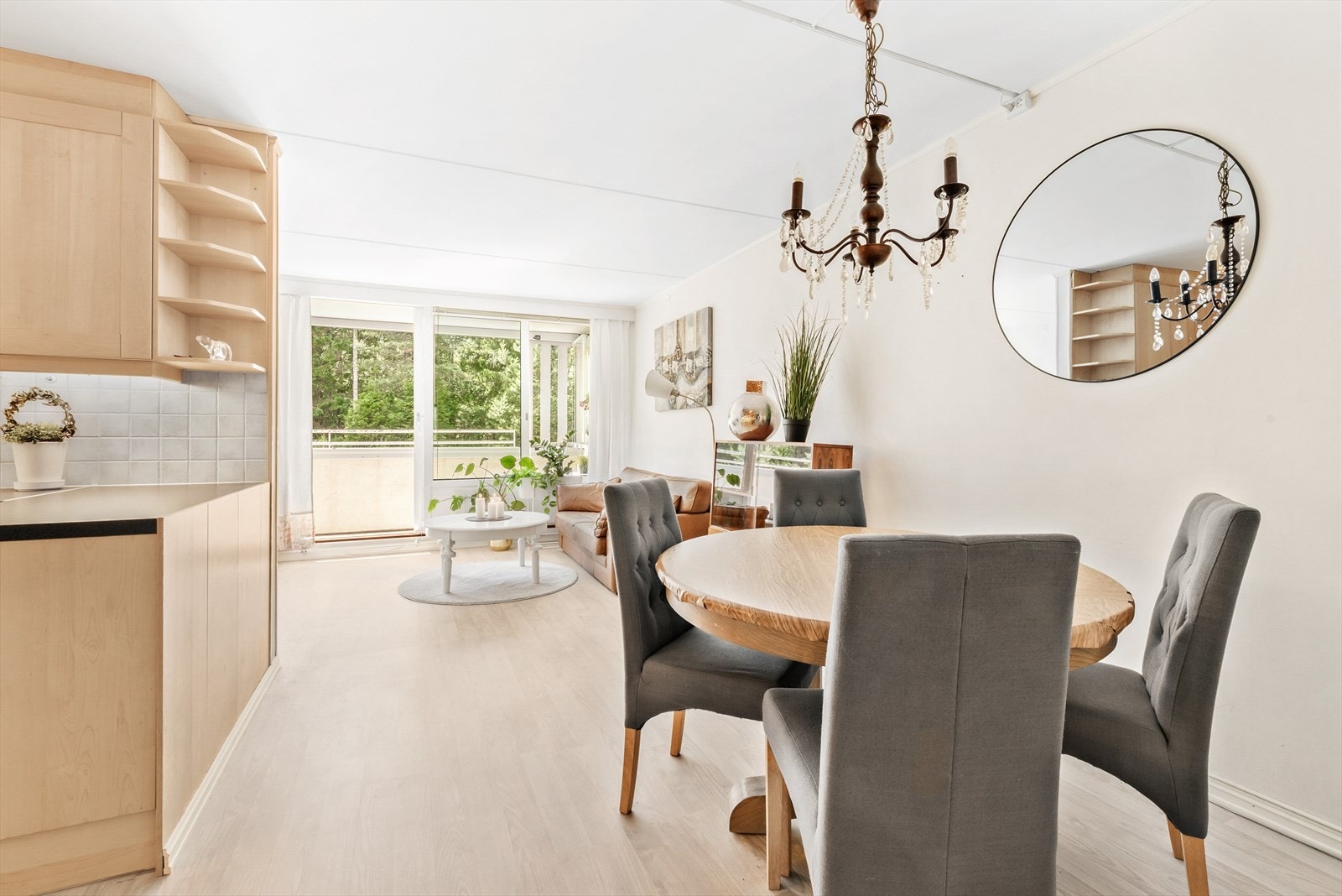 Lys og luftig stue med store vindusflater som slipper inn rikelig med naturlig lys. Galleribilde