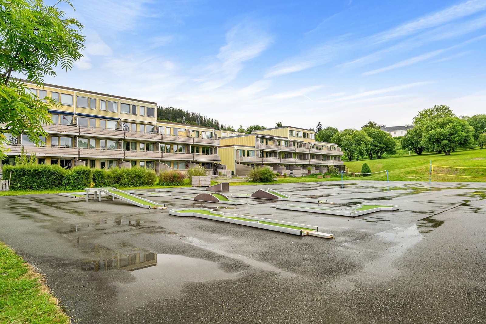 Utsikten fra balkongen går bl.a. over minigolf og volleyballbaner. Galleribilde