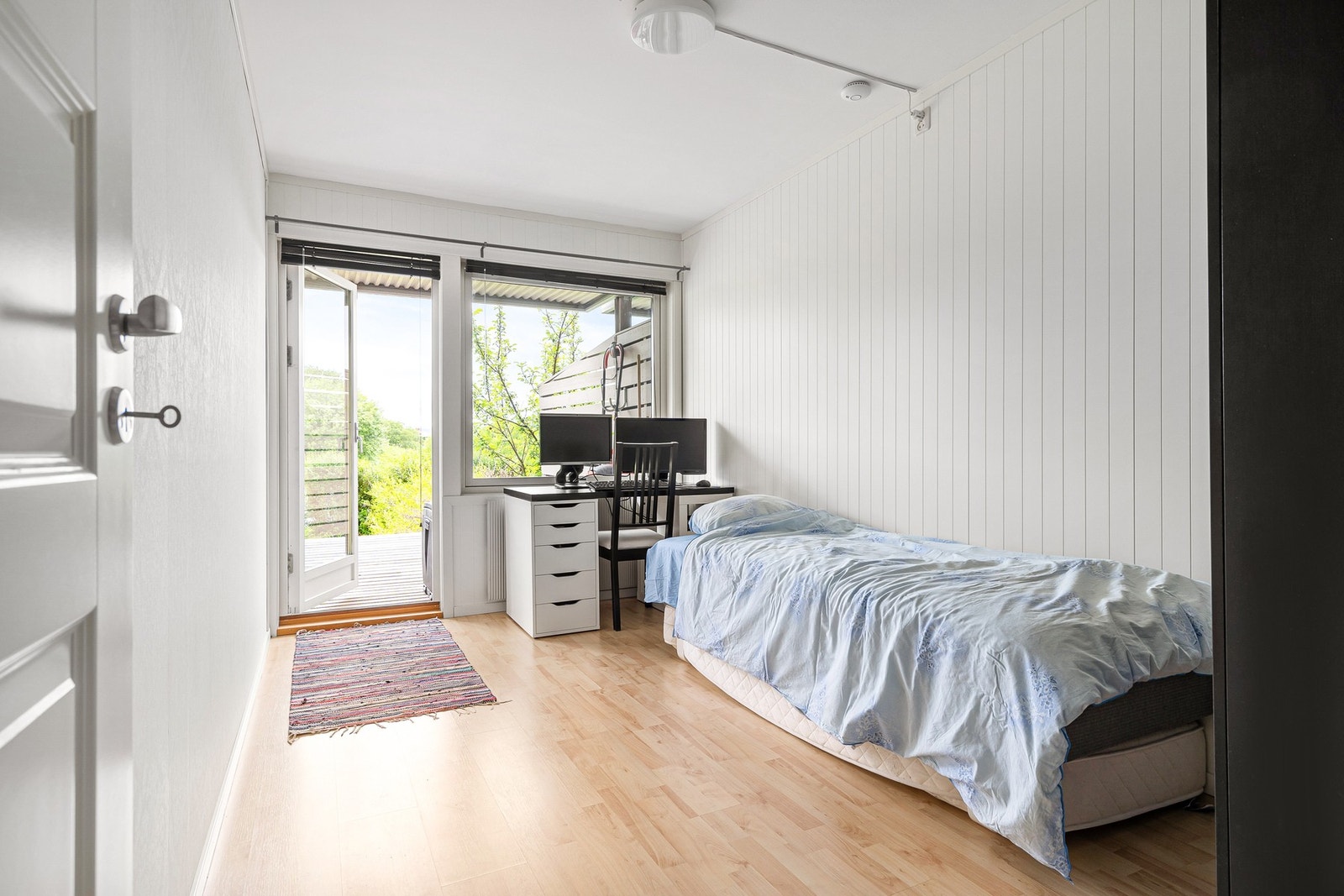 Soverom 2 er på 10,5 m² og har utgang til boligens andre terrasse. Galleribilde