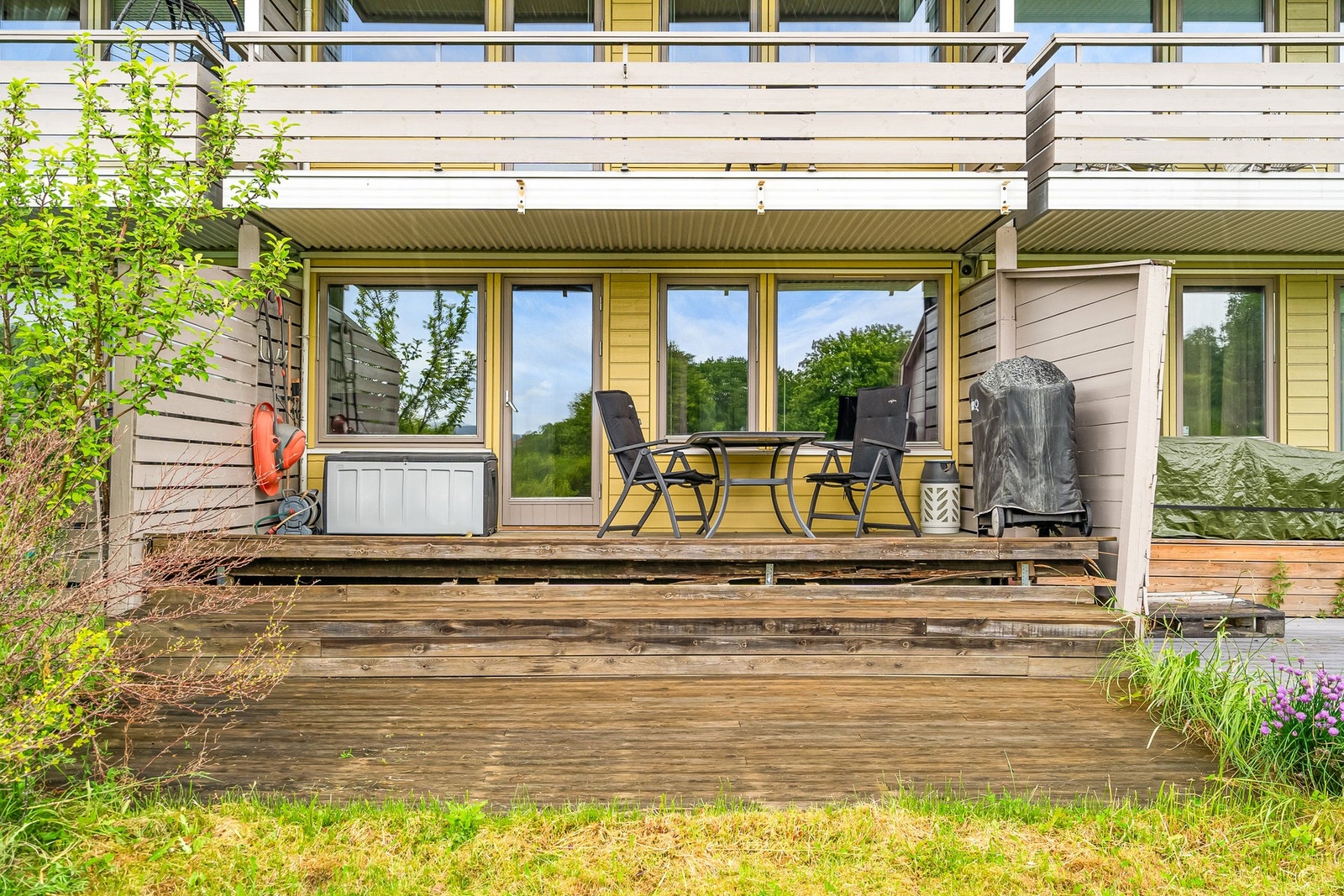 Terrassen er på hele 28 m² og har direkte tilgang til hage. Galleribilde
