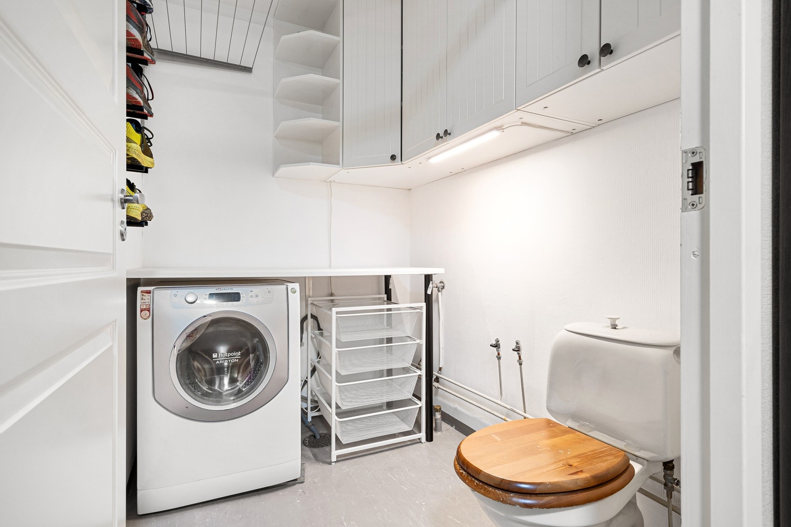 Fra entréen er det inngang til boligens vaskerom og ekstra toalett. Galleribilde