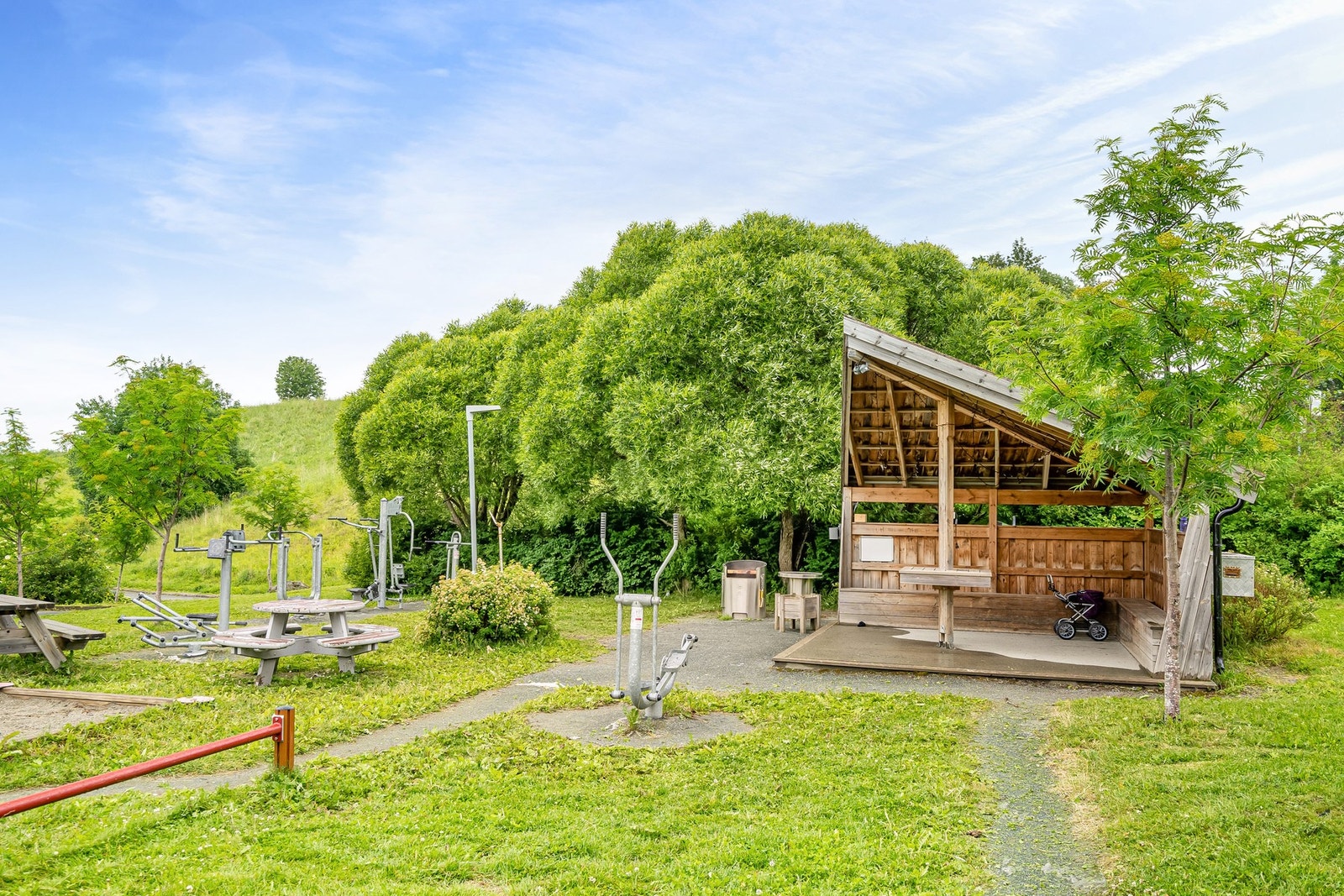 Borettslaget har et eget tun med utendørs treningsapparater og gapahuk. Galleribilde