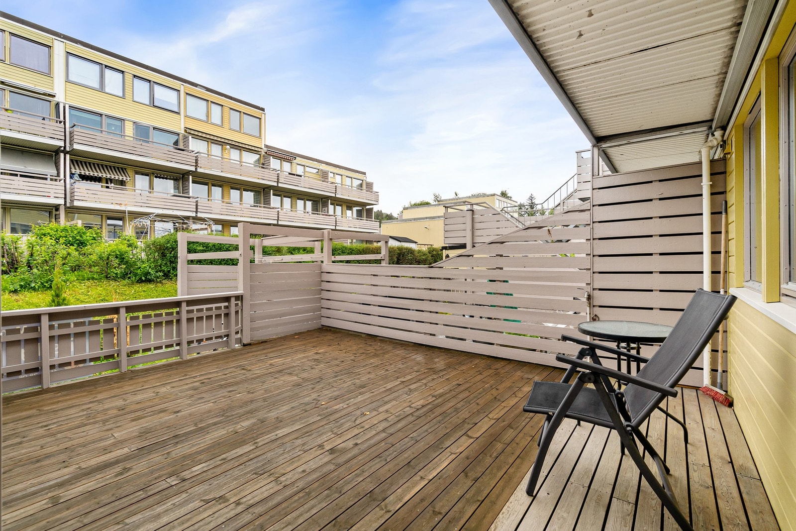 Terrassen er på 22 m² med plass til ønsket utemøblement. Galleribilde