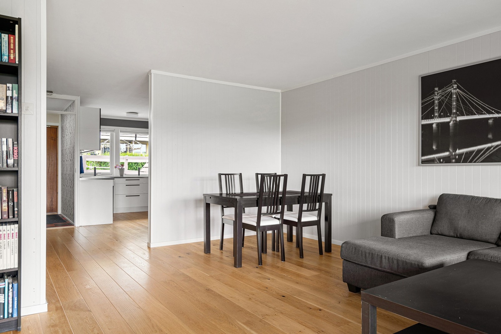 Spisestuen finner sin naturlige plassering i forlengelsen av stuen. Galleribilde