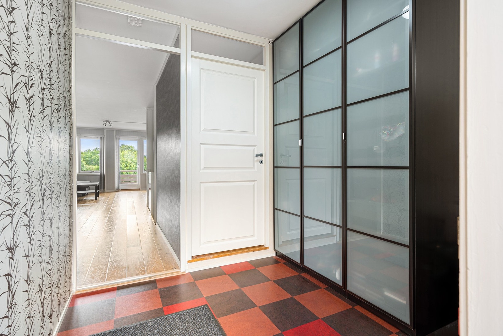 Romslig entré som er utstyrt med en praktisk skyvedørsgarderobe. Galleribilde