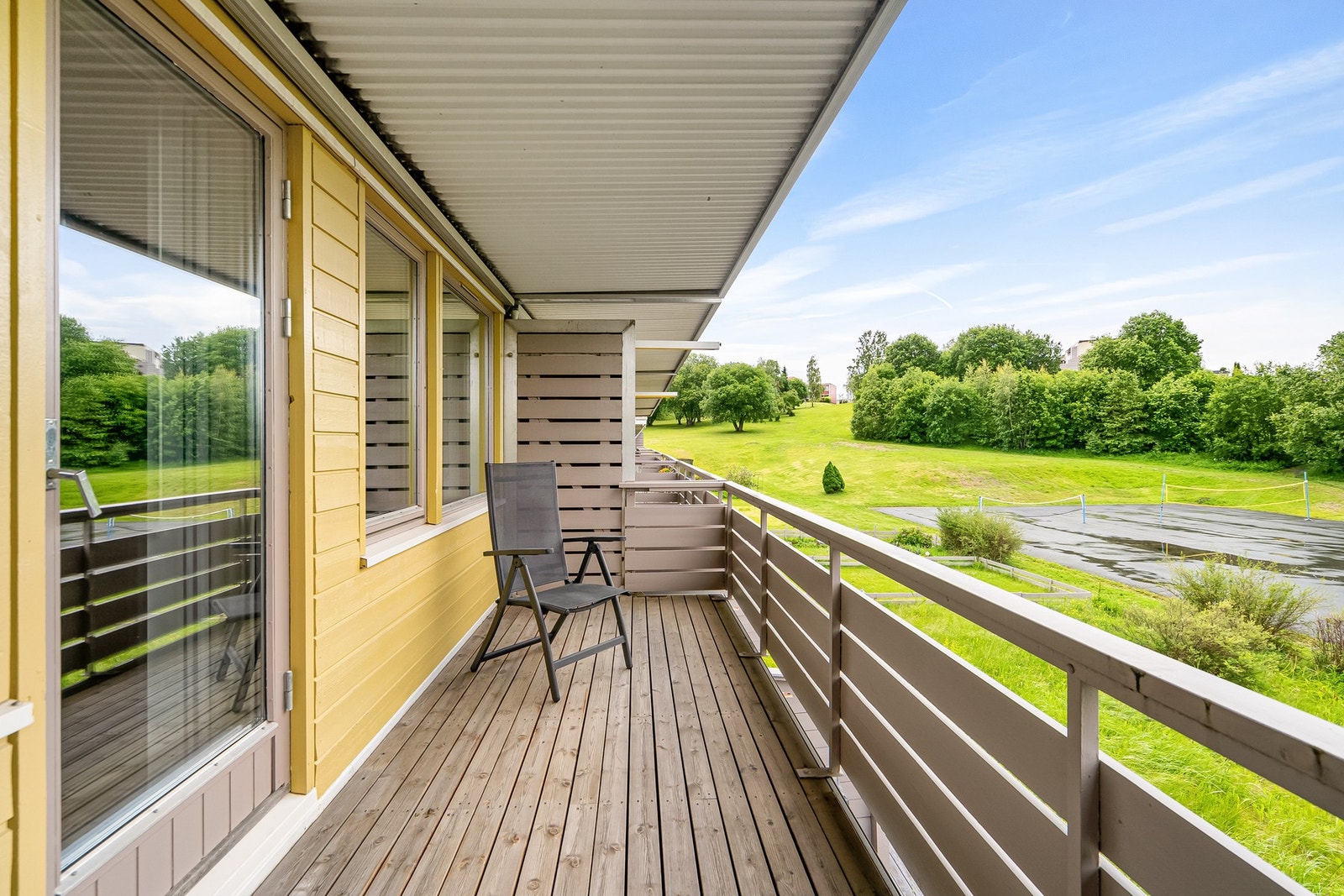 Balkongen på 9 m² er vestvendt som gir flotte solforhold. Galleribilde