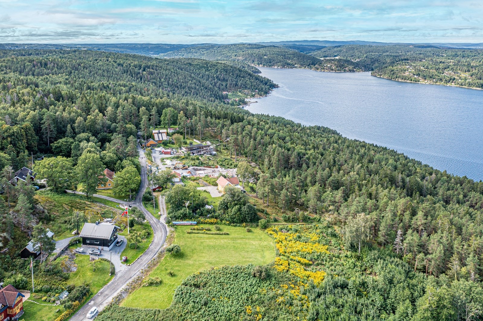 Naturskjønne omgivelser for rekreasjon og et aktivt liv, på turveier til skogs og langs fjorden og i skiløyper vinterstid Galleribilde