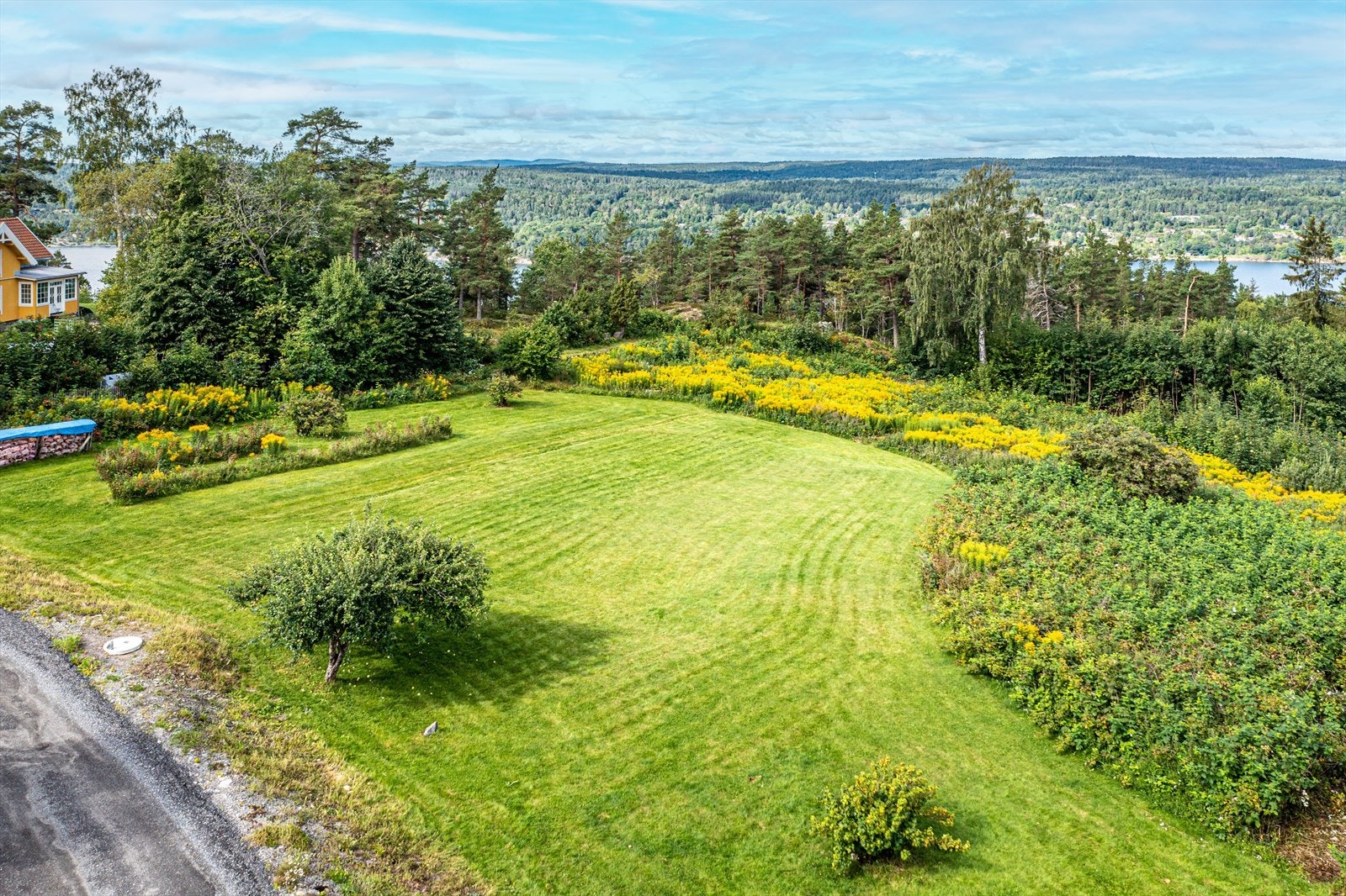 Naturskjønne omgivelser for rekreasjon og et aktivt liv, på turveier til skogs og langs fjorden og i skiløyper vinterstid Galleribilde