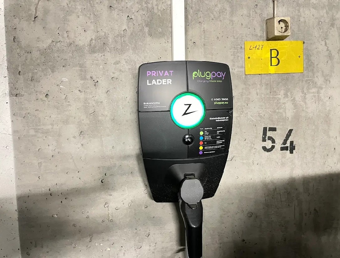 Selgers private bilde av garasjeplassen med elbil-lader Galleribilde