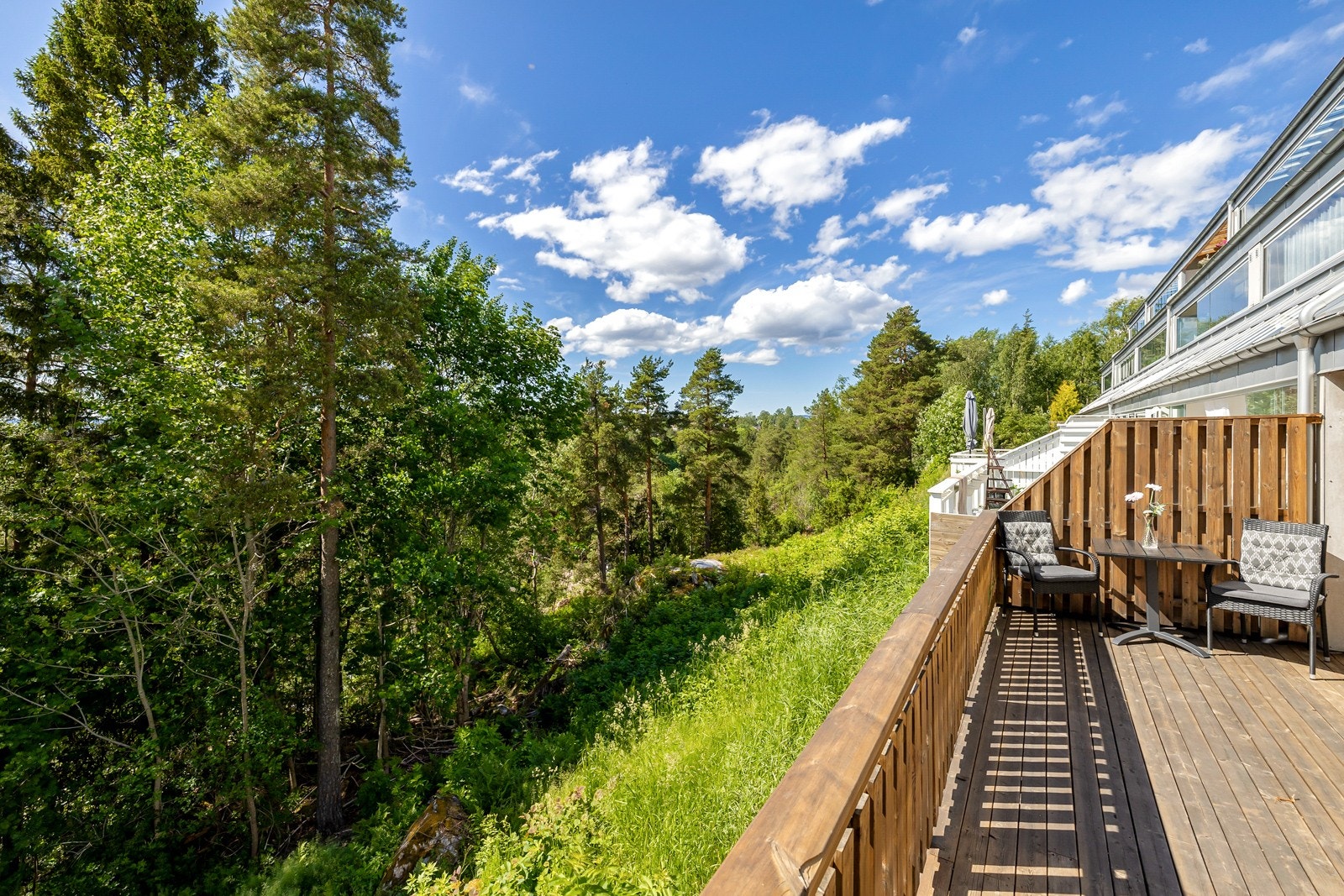 Beliggenheten i skogkanten av boligfeltet hindrer innsyn Galleribilde