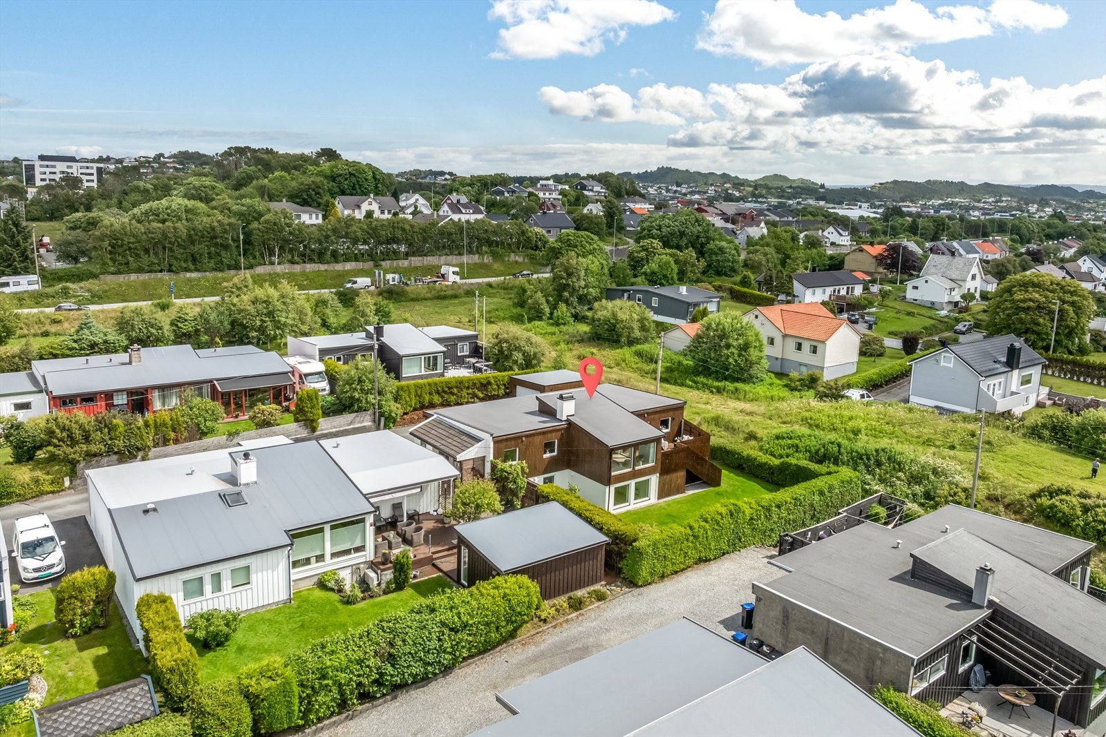 Barnevennlig område med folk i alle aldre, frodige friområder, og ypperlig plassering for deg som ønsker en tilbaketrukket og rolig plassering samtidig med nærhet til alt du trenger i det daglige. Galleribilde