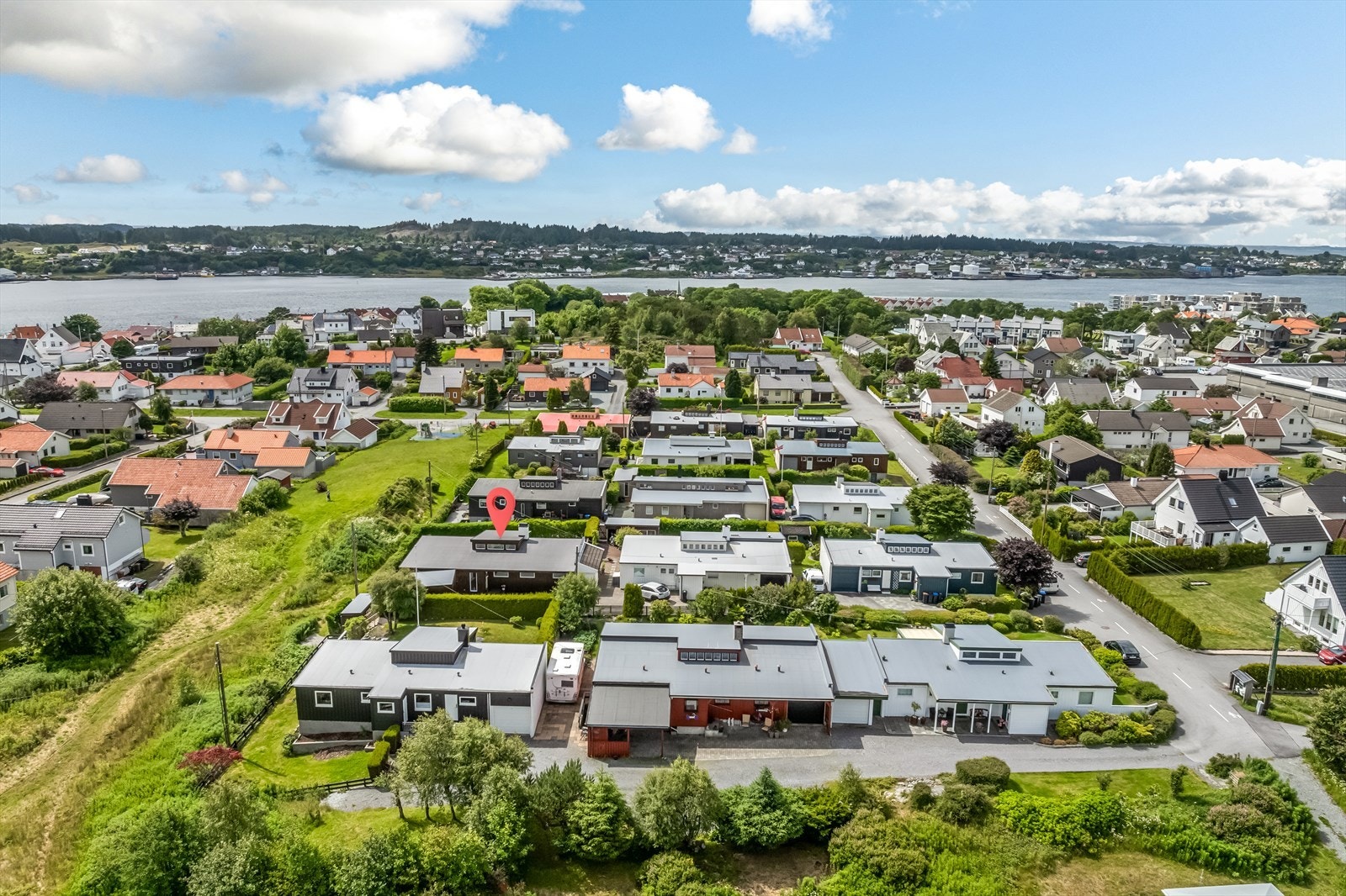 Det er gang- /sykkelavstand til Haugesund sentrum, Haugesund sykehus, Høgskolen på Vestlandet, Raglamyr forretningsområde mm. og man kommer seg kjapt og enkelt rundt til øvrige bydeler med buss. Galleribilde