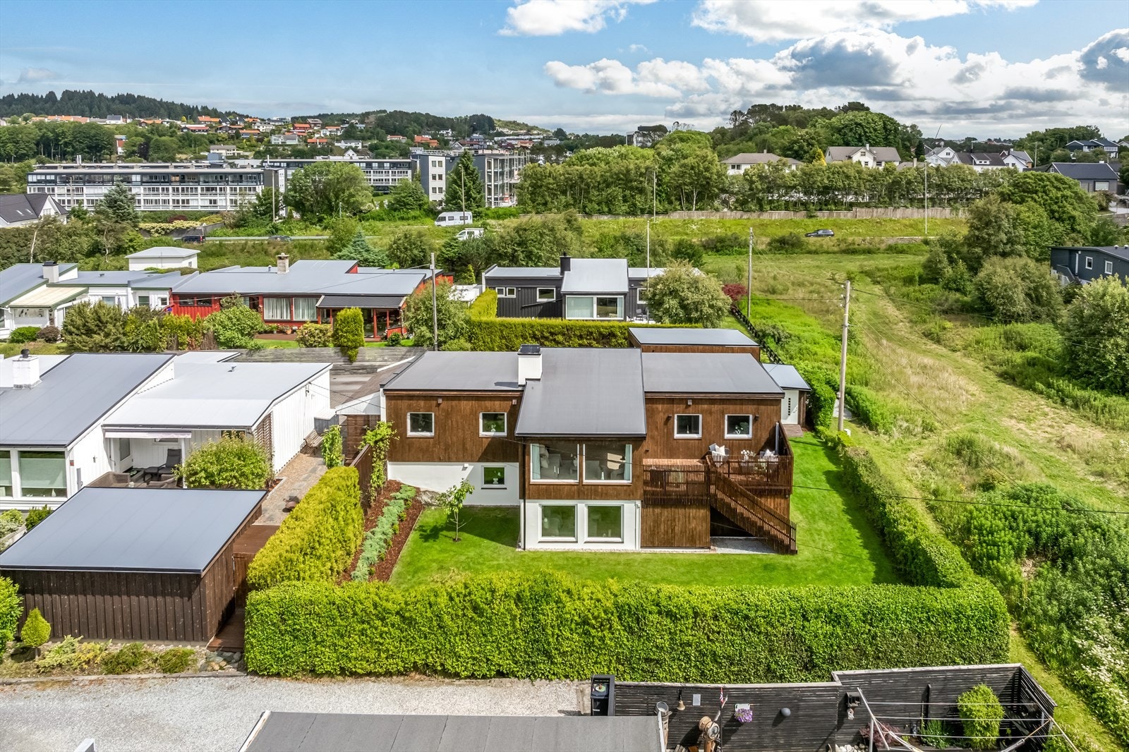 Eiendommen har en sentral og attraktiv beliggenhet med kort vei til det meste. Galleribilde