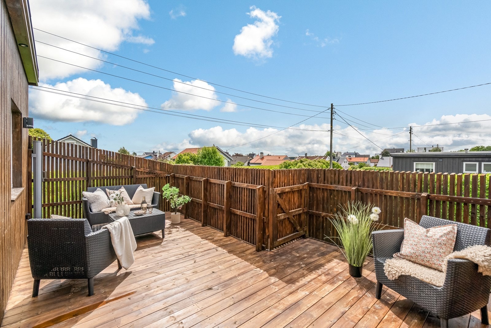 Utgang fra stue til terrasse med trapp ned til hage. Terrasse og hage er vestvendt og her er det gode solforhold. Galleribilde