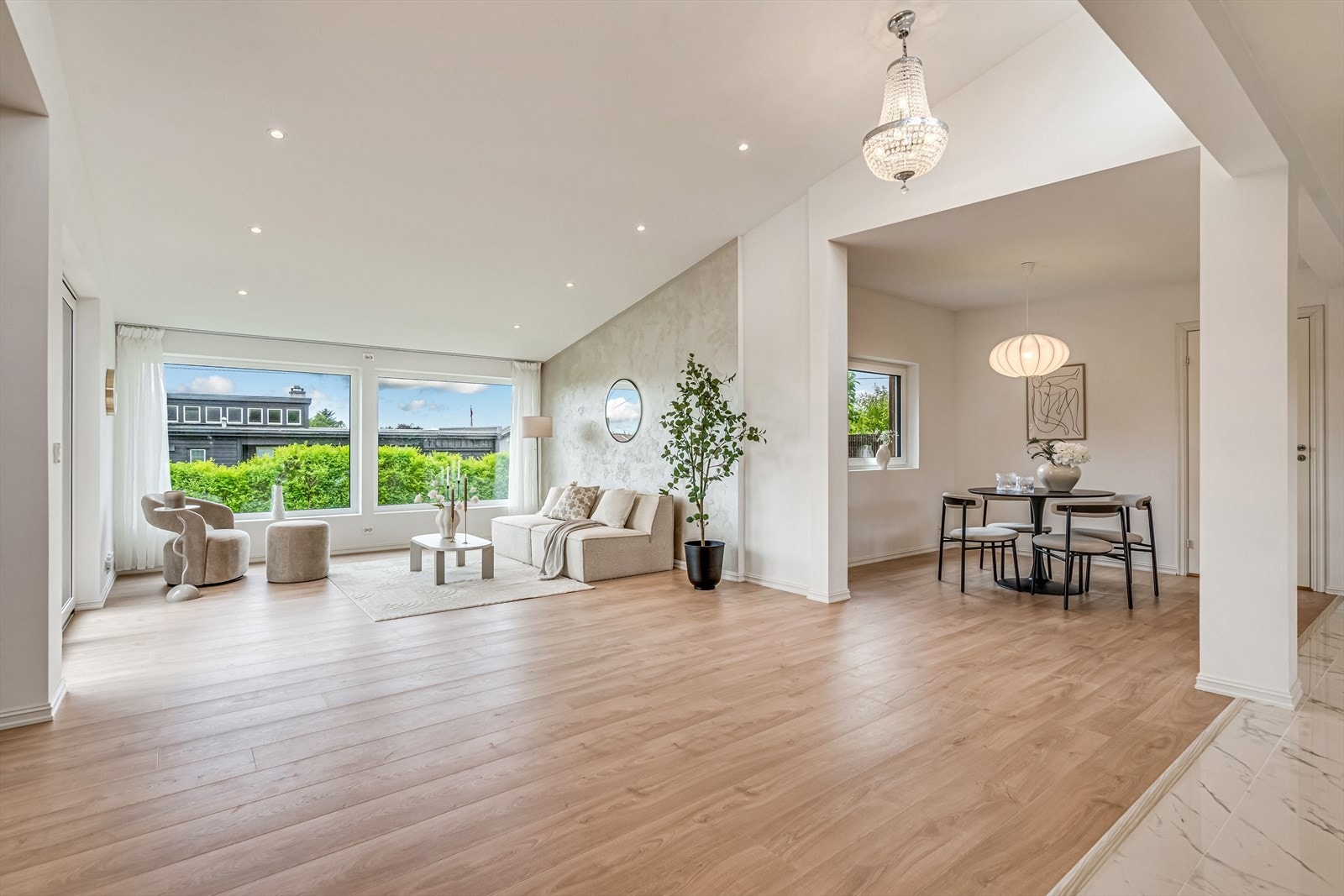 Romslig stue/kjøkken-løsning med god takhøyde. Luksuriøse detaljer og downlights i deler av himling. Galleribilde