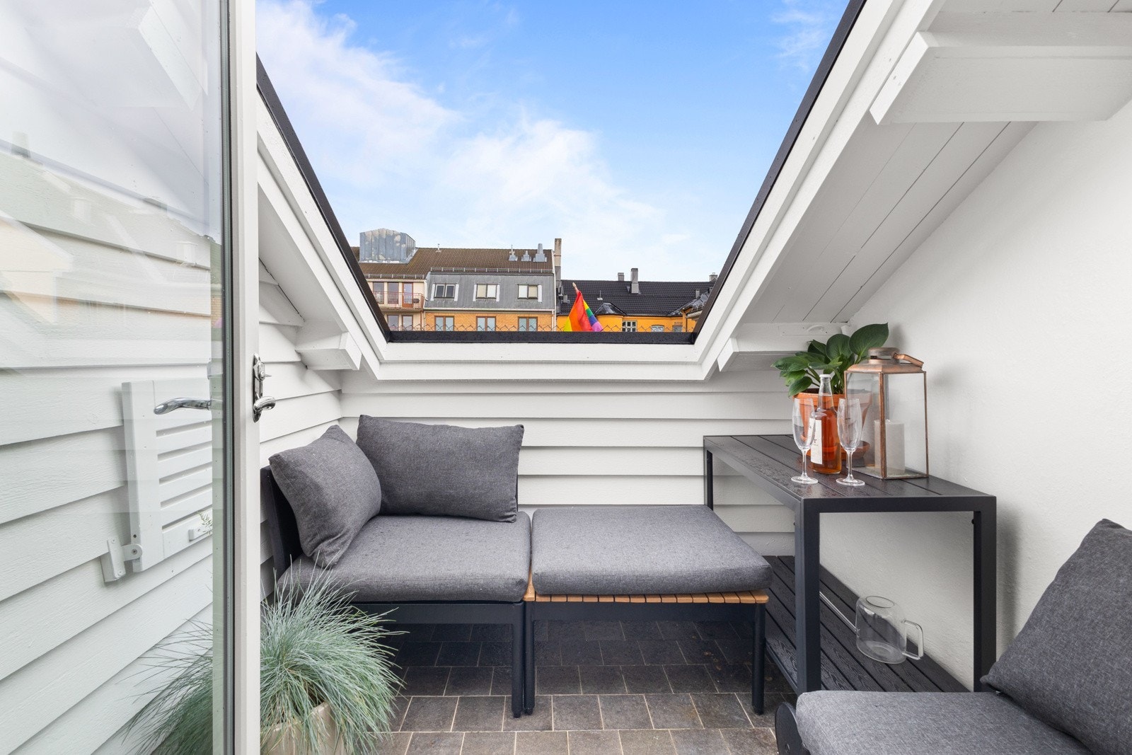 Fra Stue/kjøkken er det utgang til en nordøst-vendt takterrasse på ca. 3 kvm, som vender mot rolig bakgård Galleribilde