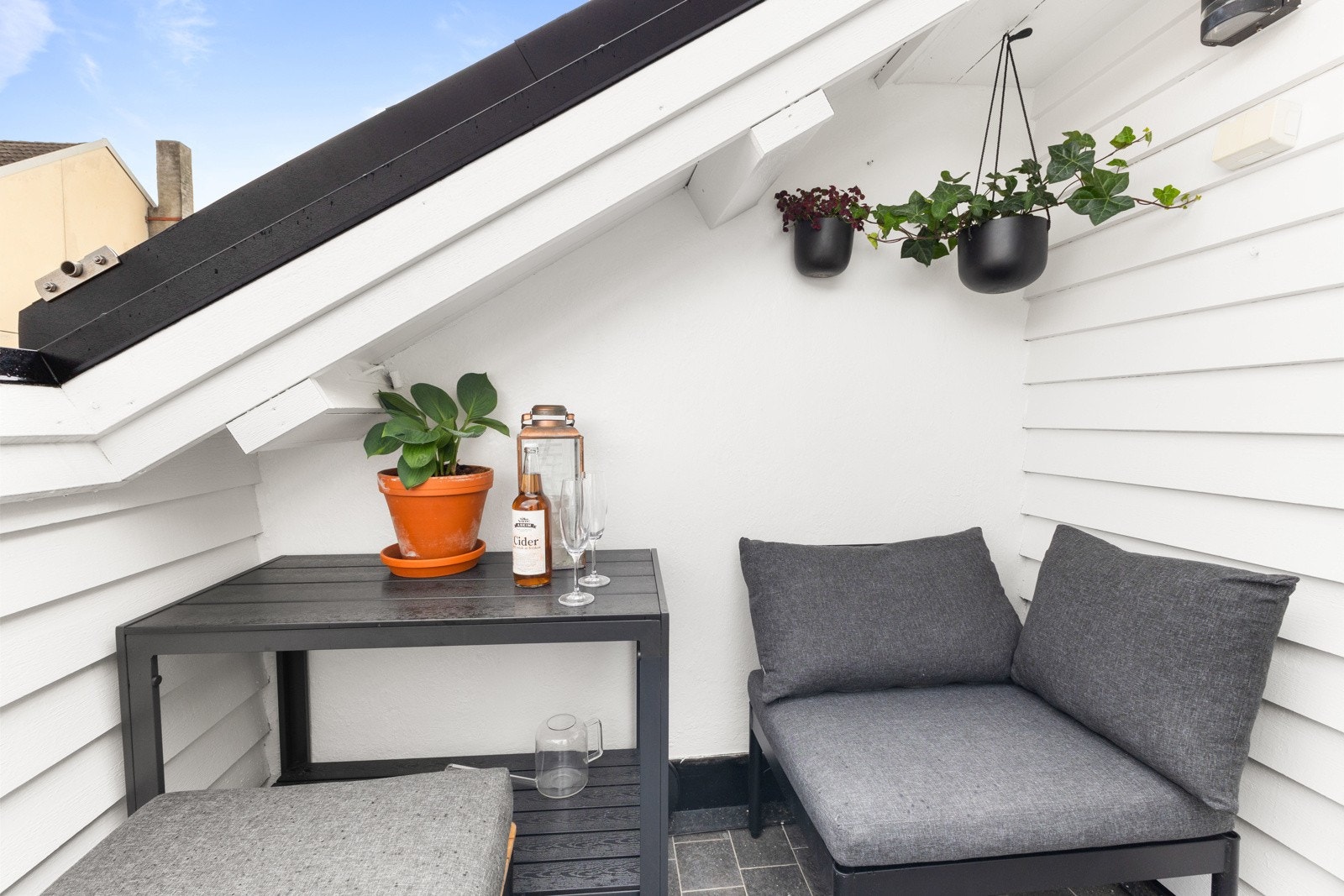 På terrassen har du plass til utemøbler og beplantning, her lar det seg lett gjøre å nyte varme sommerdager Galleribilde