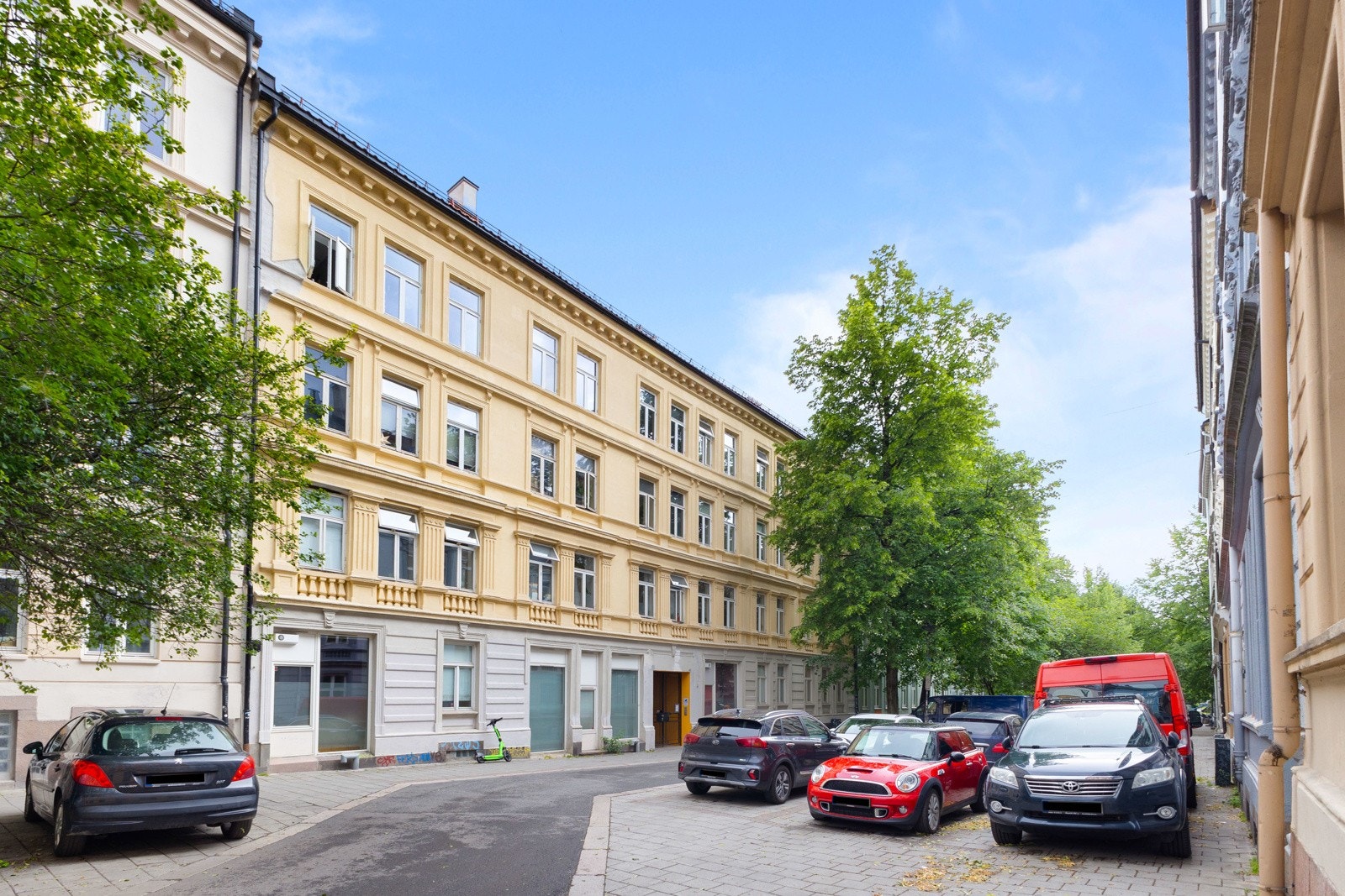 Boligen ligger svært sentralt med gangavstand til alt man måtte ønske, samtidig tilbaketrukket i en trafikkstille gate Galleribilde